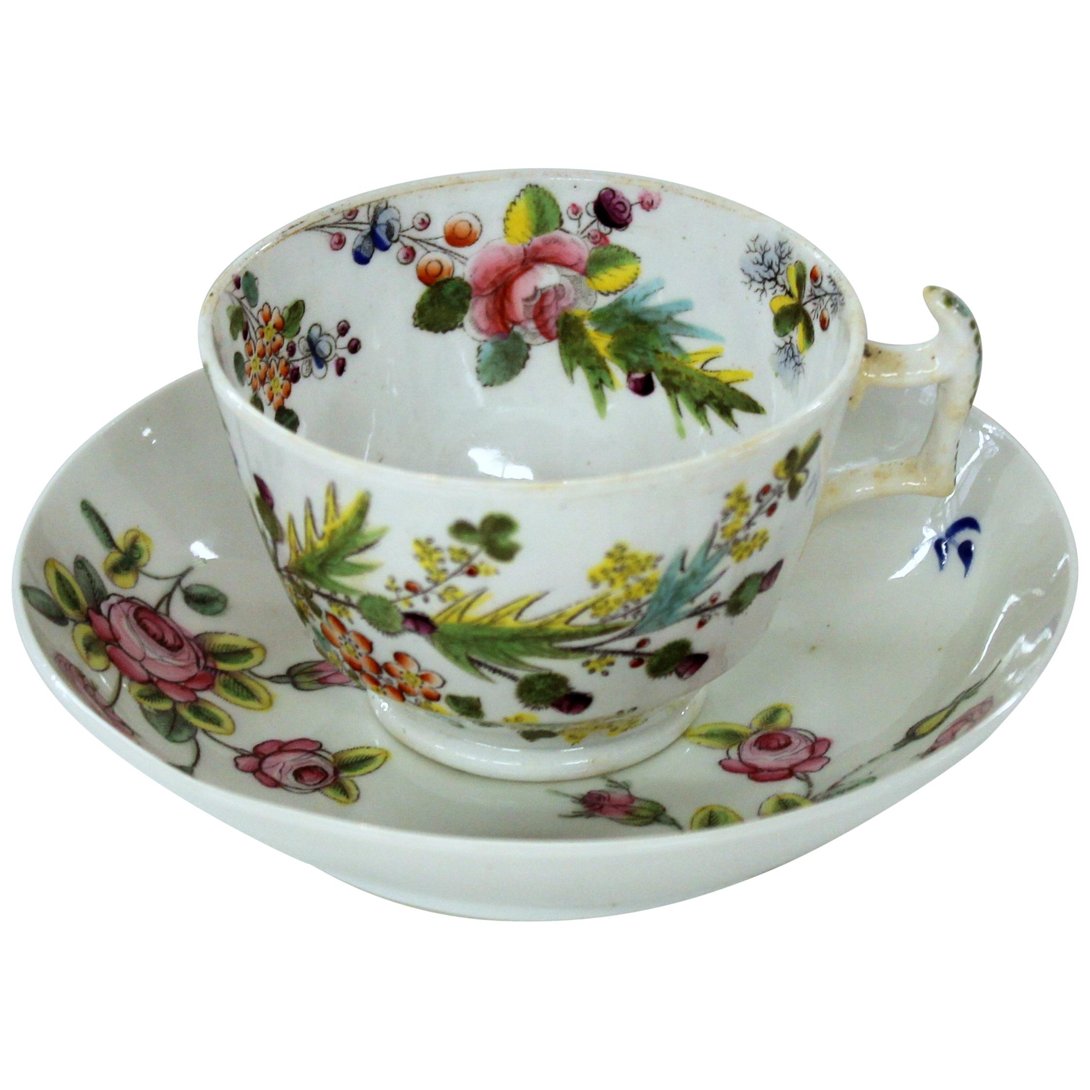 Englische Tasse und Untertasse aus New Hall-Porzellan mit Blumendekor aus dem frühen 19. Jahrhundert