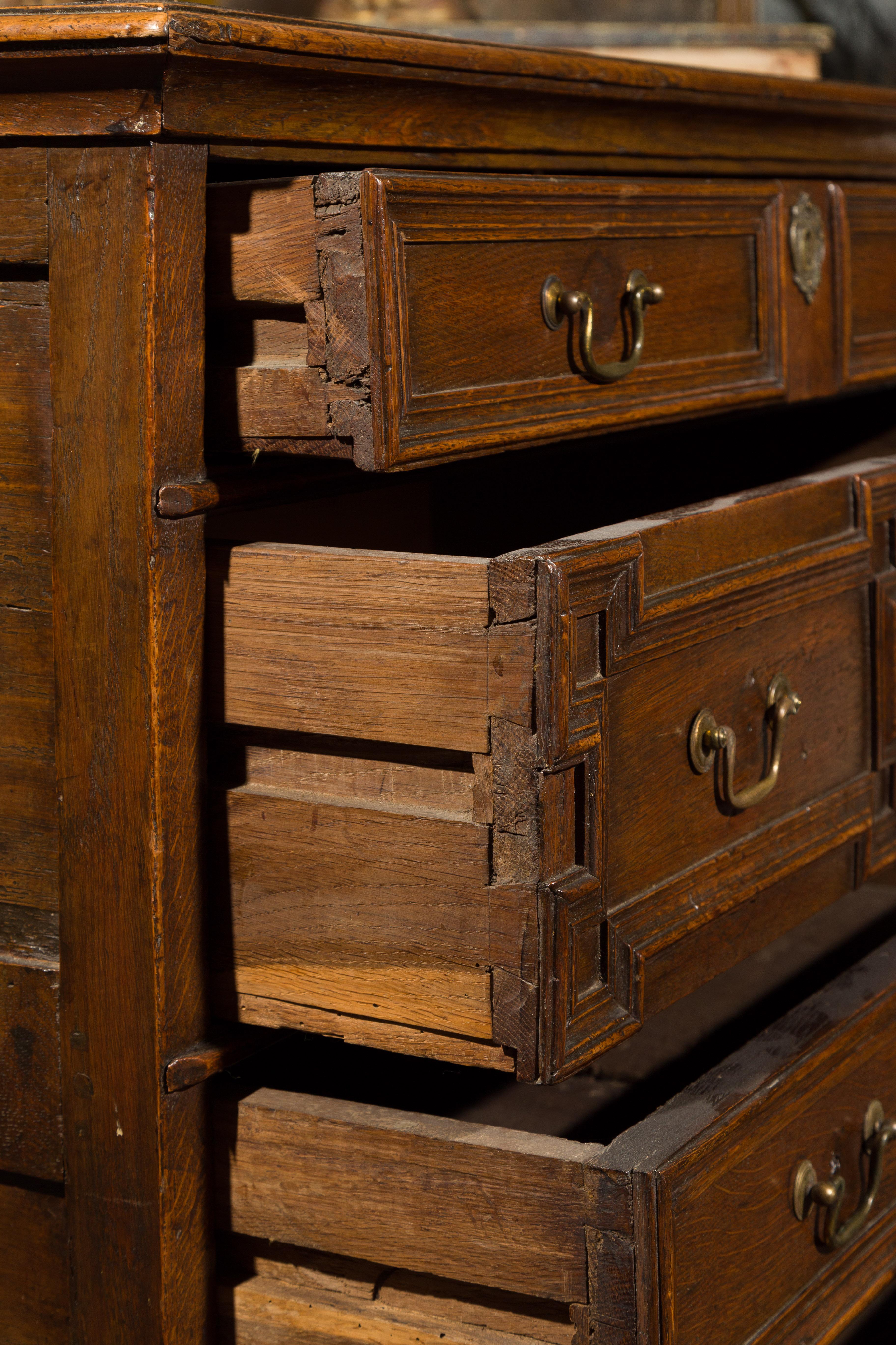 Commode à quatre tiroirs à façade géométrique en chêne:: début du XIXe siècle:: sur pieds à consoles en vente 4