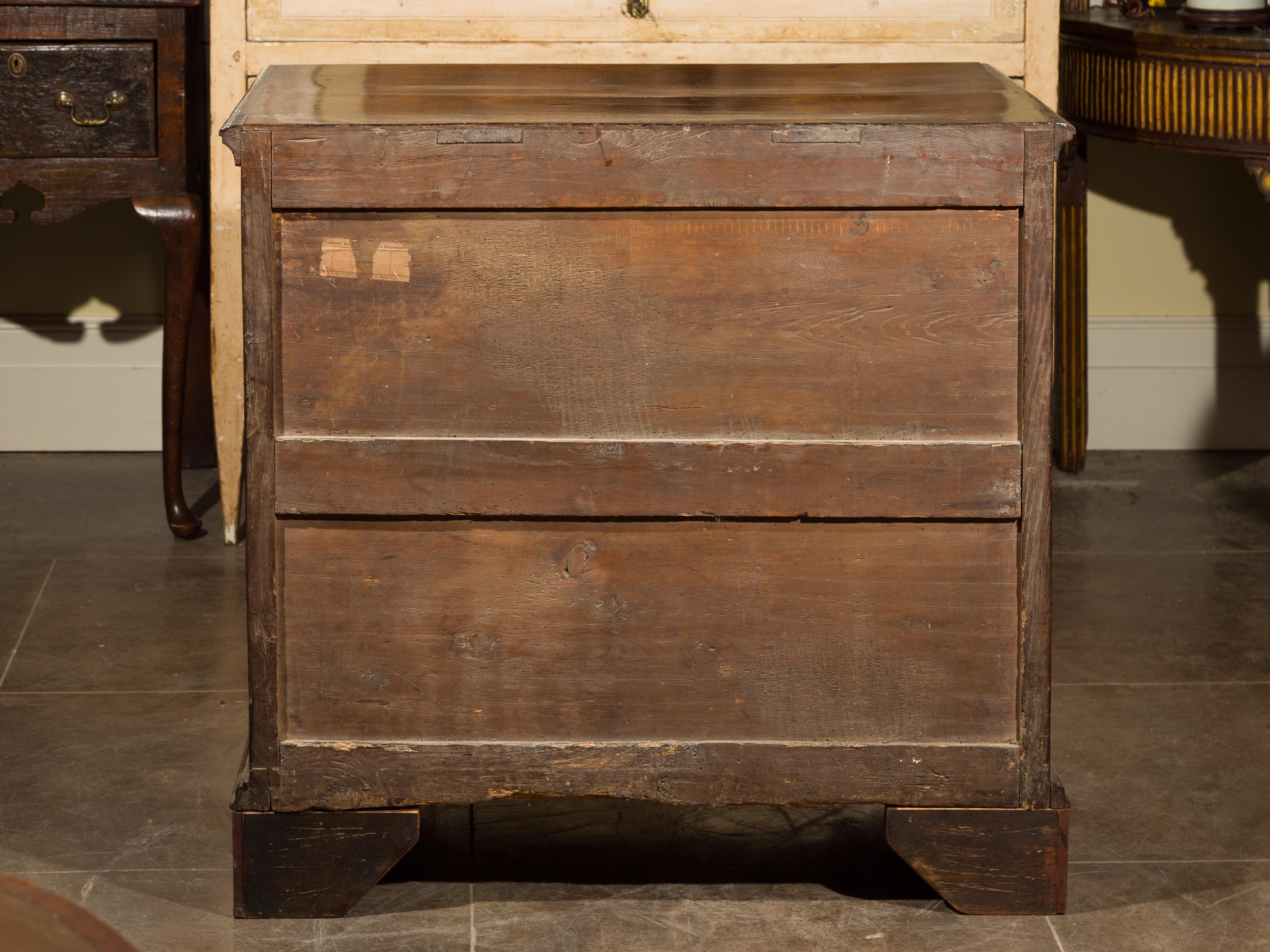Commode à quatre tiroirs à façade géométrique en chêne:: début du XIXe siècle:: sur pieds à consoles en vente 7