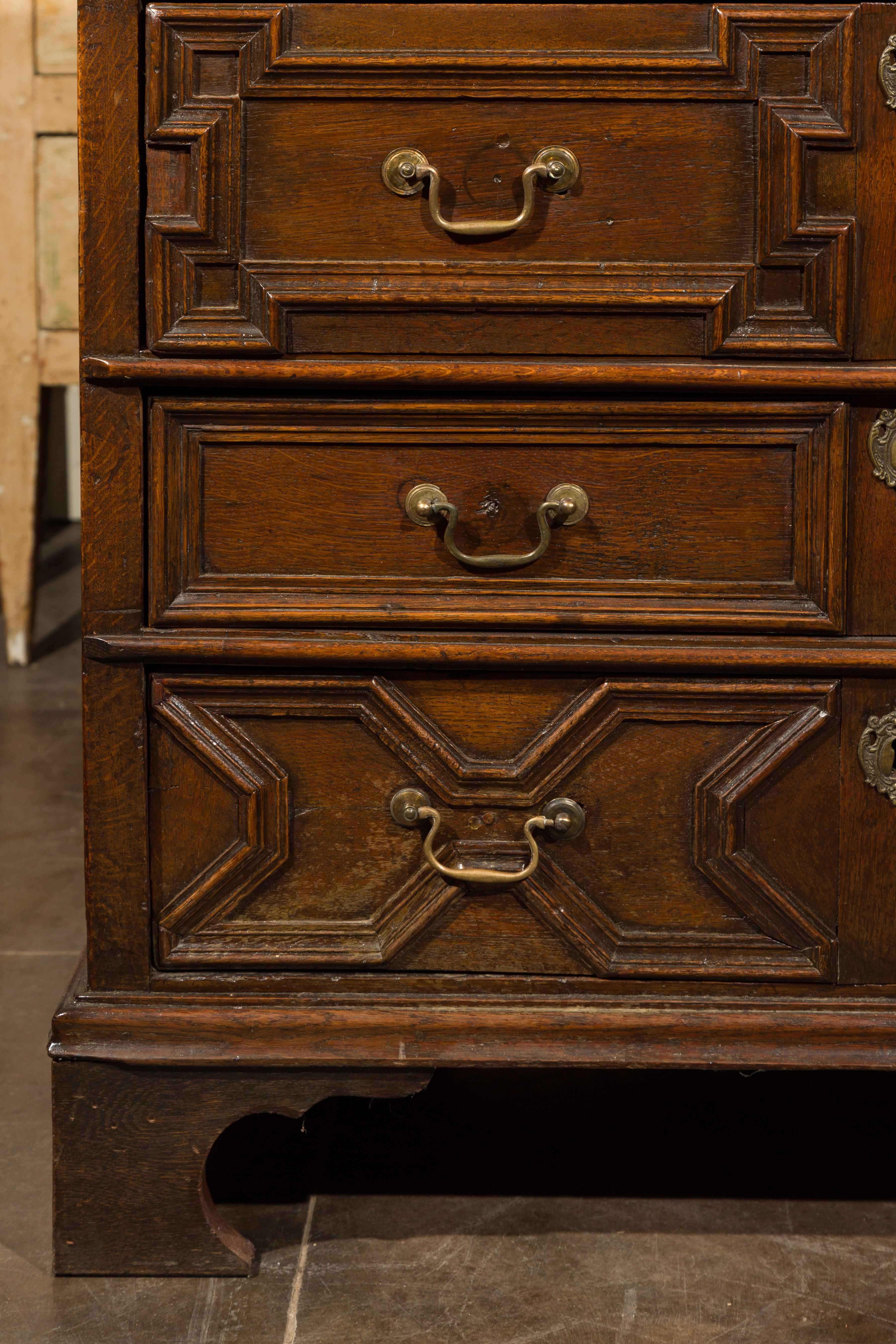 Commode à quatre tiroirs à façade géométrique en chêne:: début du XIXe siècle:: sur pieds à consoles Bon état - En vente à Atlanta, GA