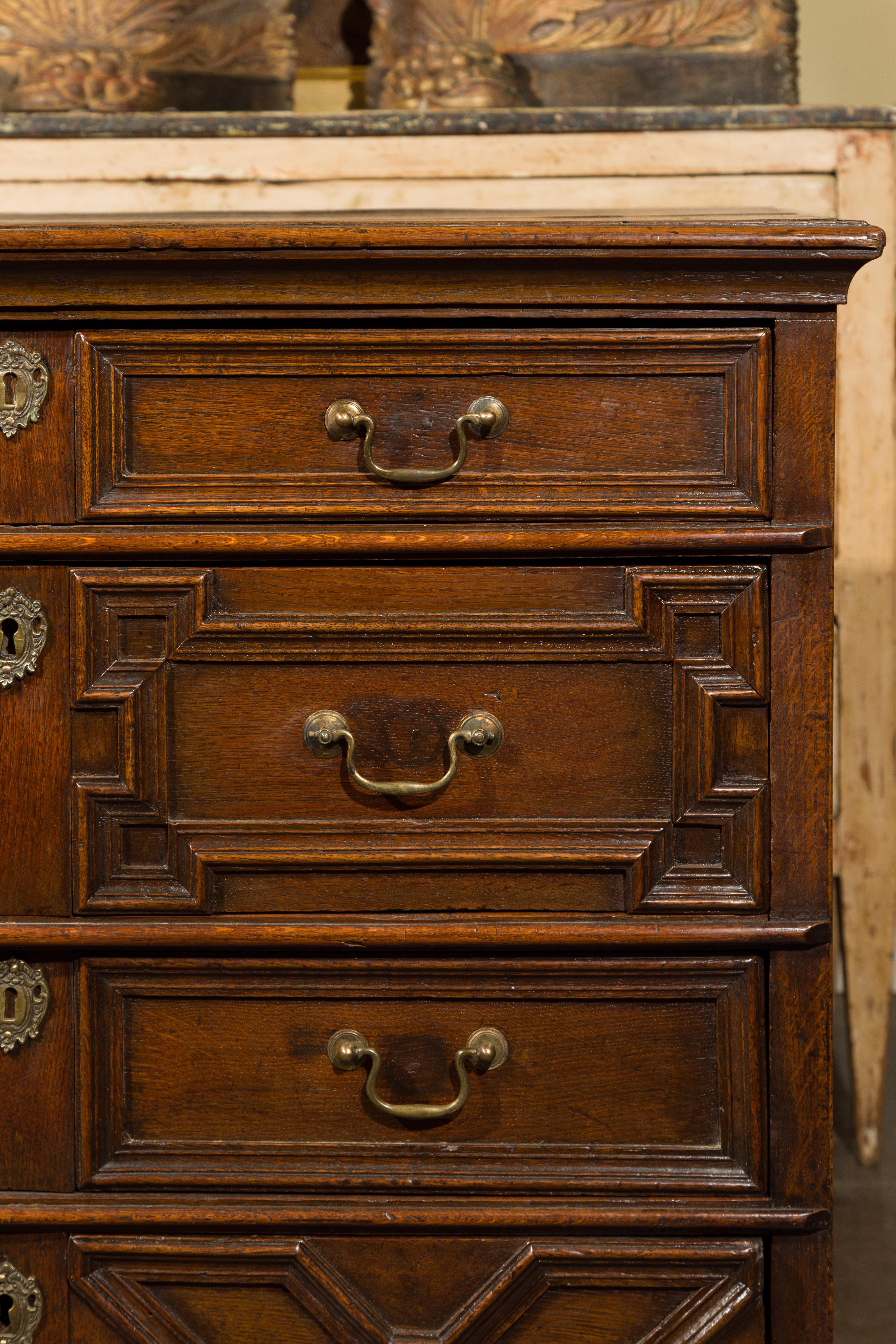 Laiton Commode à quatre tiroirs à façade géométrique en chêne:: début du XIXe siècle:: sur pieds à consoles en vente