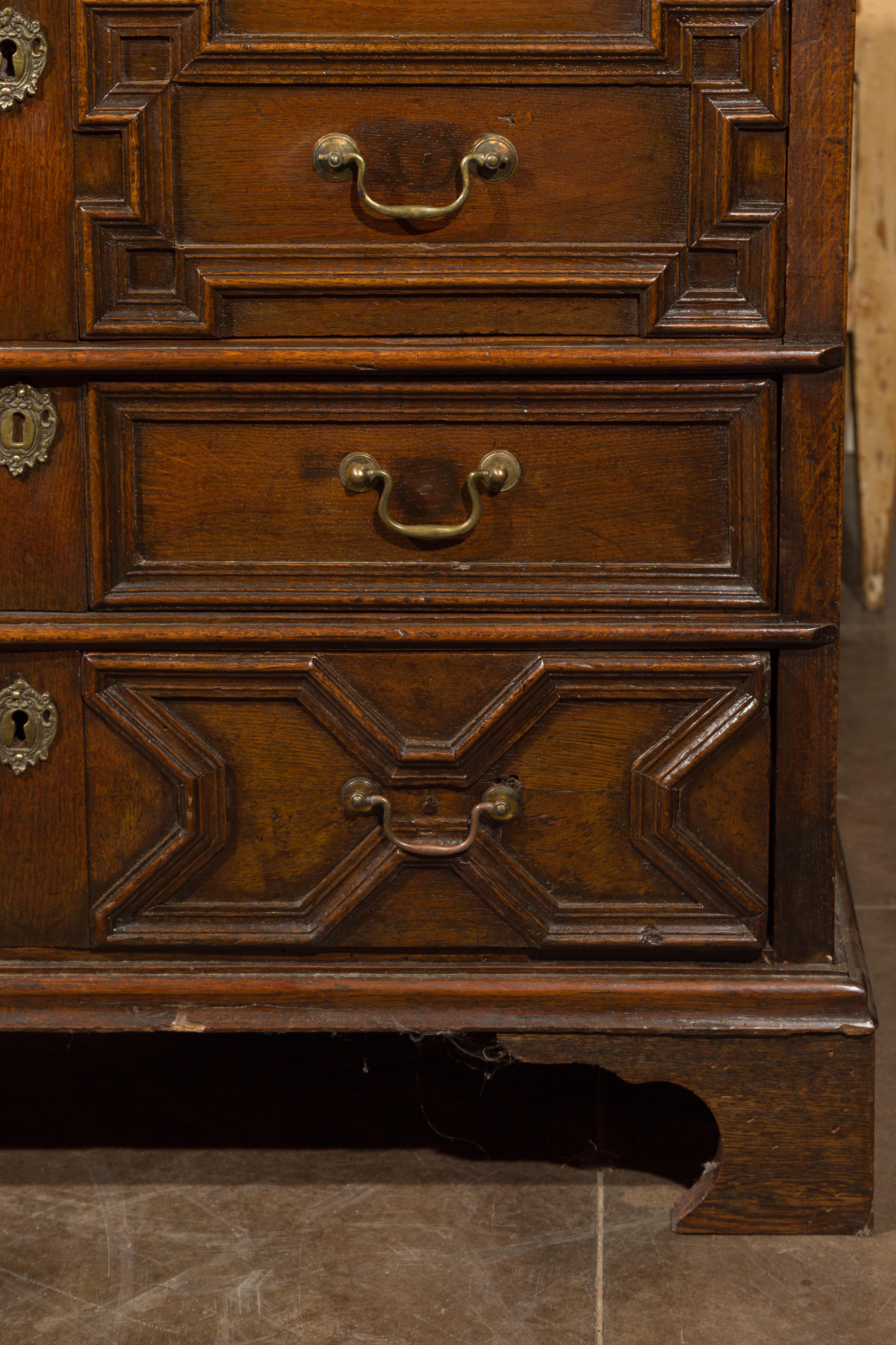 Commode à quatre tiroirs à façade géométrique en chêne:: début du XIXe siècle:: sur pieds à consoles en vente 1