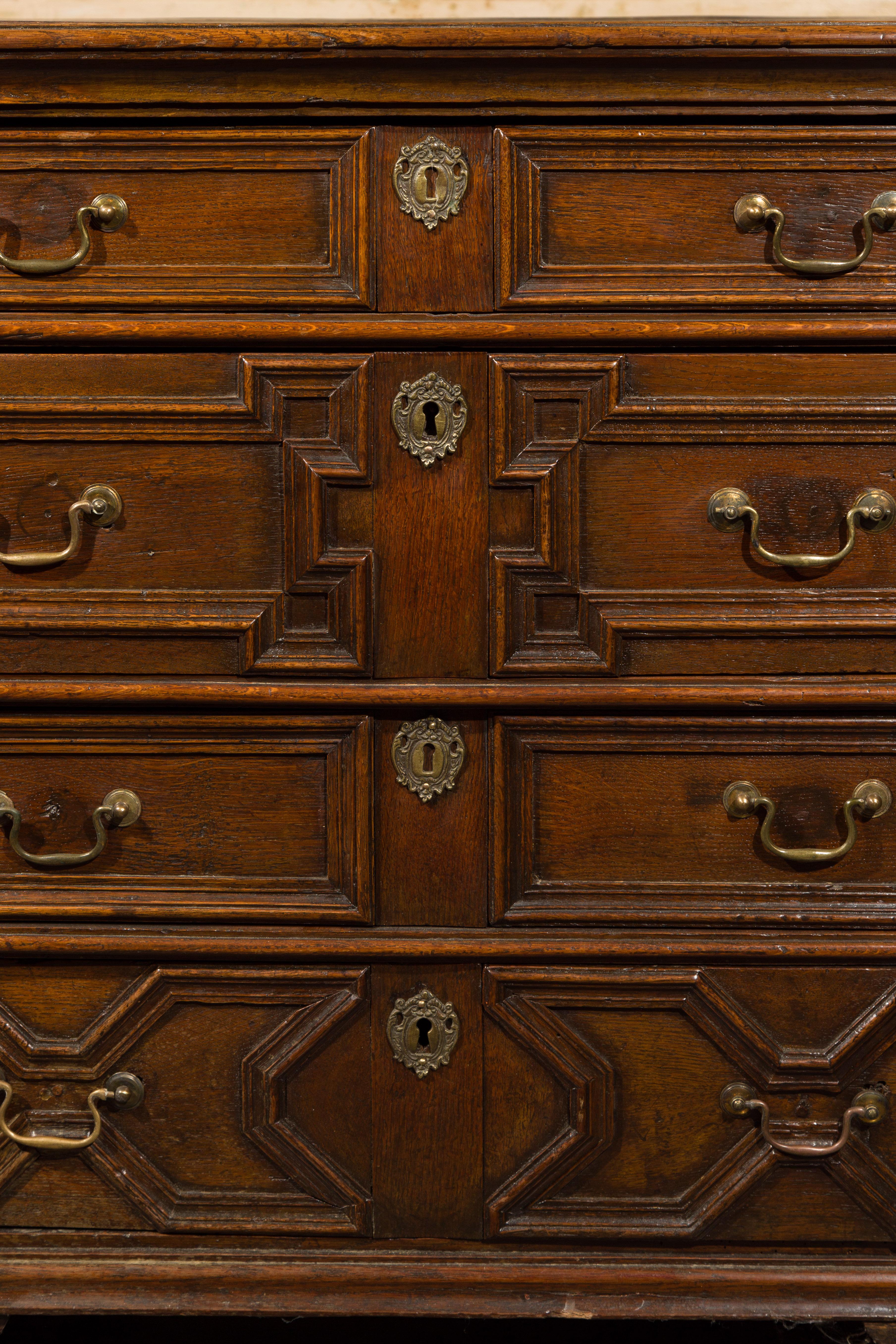 Commode à quatre tiroirs à façade géométrique en chêne:: début du XIXe siècle:: sur pieds à consoles en vente 2