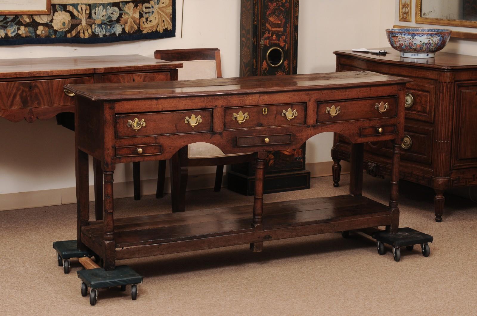 Englischer Server / Kommode aus Eichenholz des frühen 19. Jahrhunderts mit 6 Schubladen, gewölbter Schürze, gedrechselten Stützen und Topfbrett darunter, ca. 1800