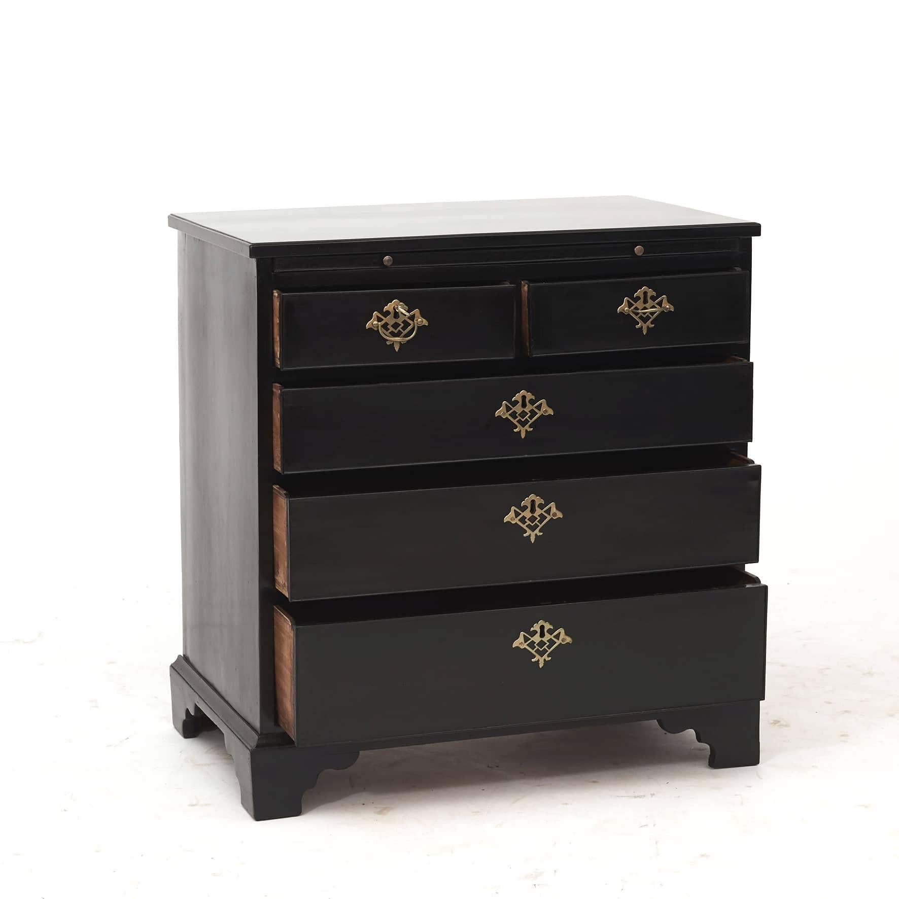 Regency chest of drawers in black polished mahogany.
Top with moulded edge, below an arrangement of 5 drawers: 2 smaller drawers over 3 drawers formation. Under the top an additional pull-out tray.

England 1810-1820.