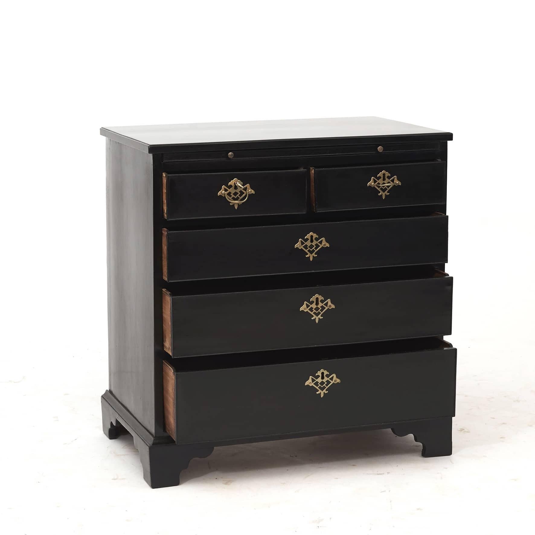 Cassettiera Regency in mogano lucidato nero.
Piano con bordo sagomato, sotto una disposizione di 5 cassetti: 2 cassetti più piccoli su una formazione di 3 cassetti. Sotto il piano è presente un ulteriore vassoio estraibile.

Inghilterra 1810-1820.