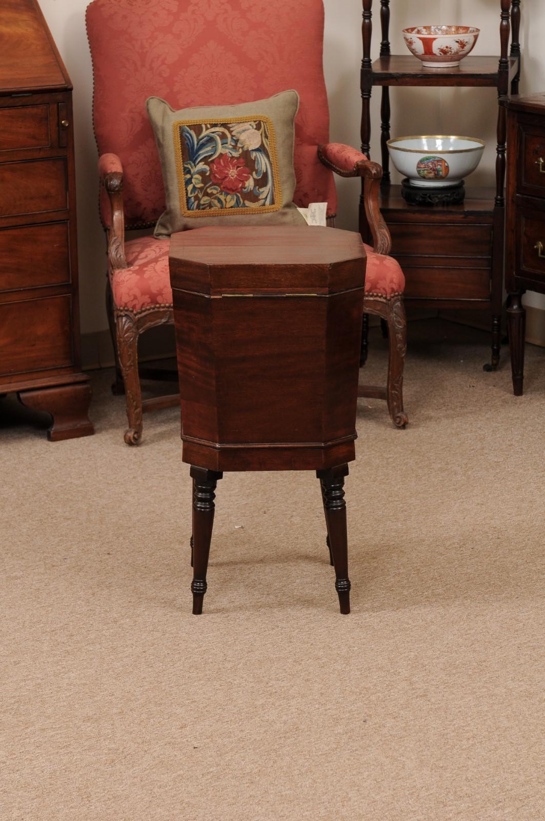English Early 19th Century Regency Mahogany Cellarette with Octagonal Form Top  In Good Condition For Sale In Atlanta, GA