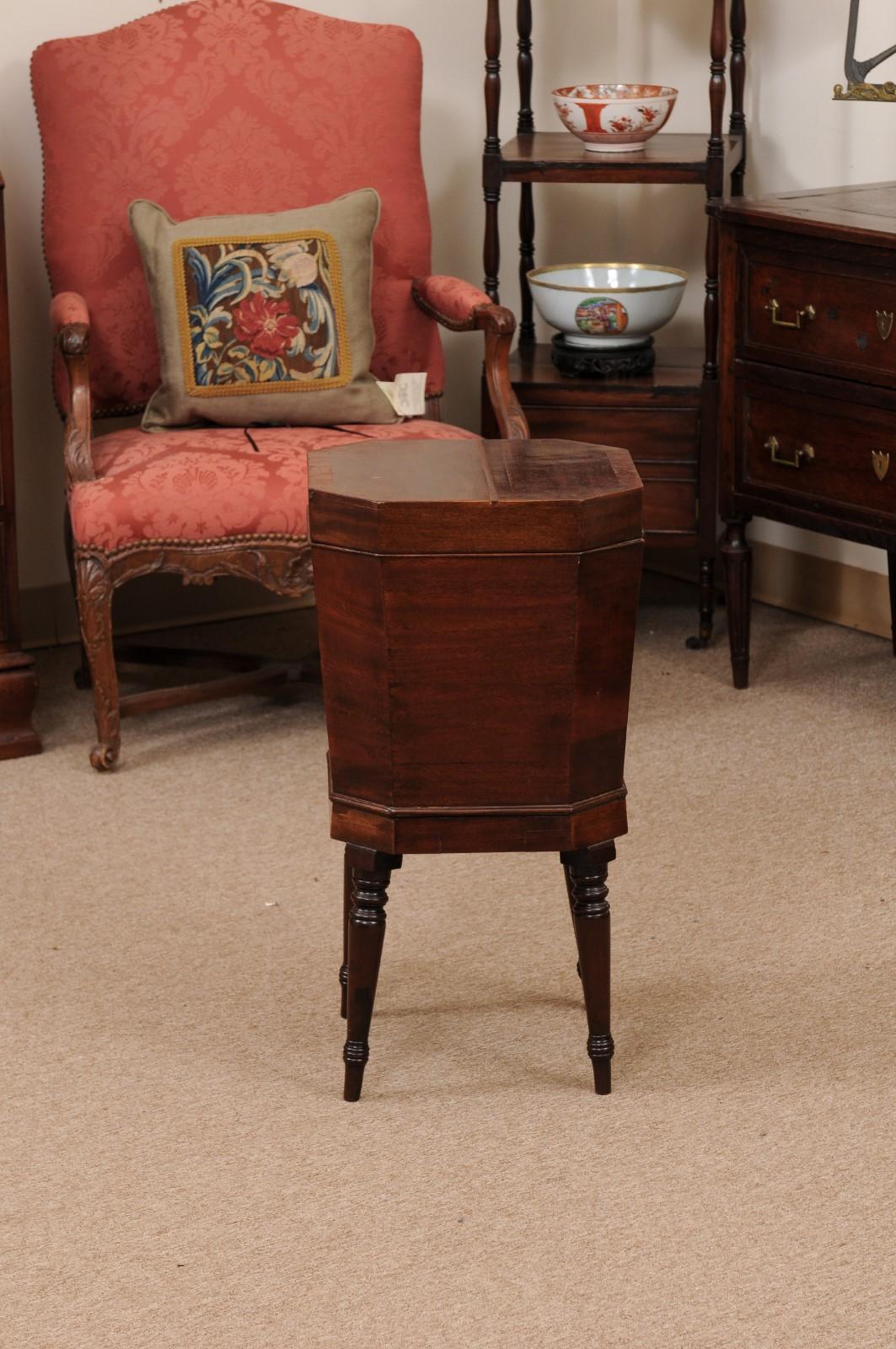 English Early 19th Century Regency Mahogany Cellarette with Octagonal Form Top  For Sale 3