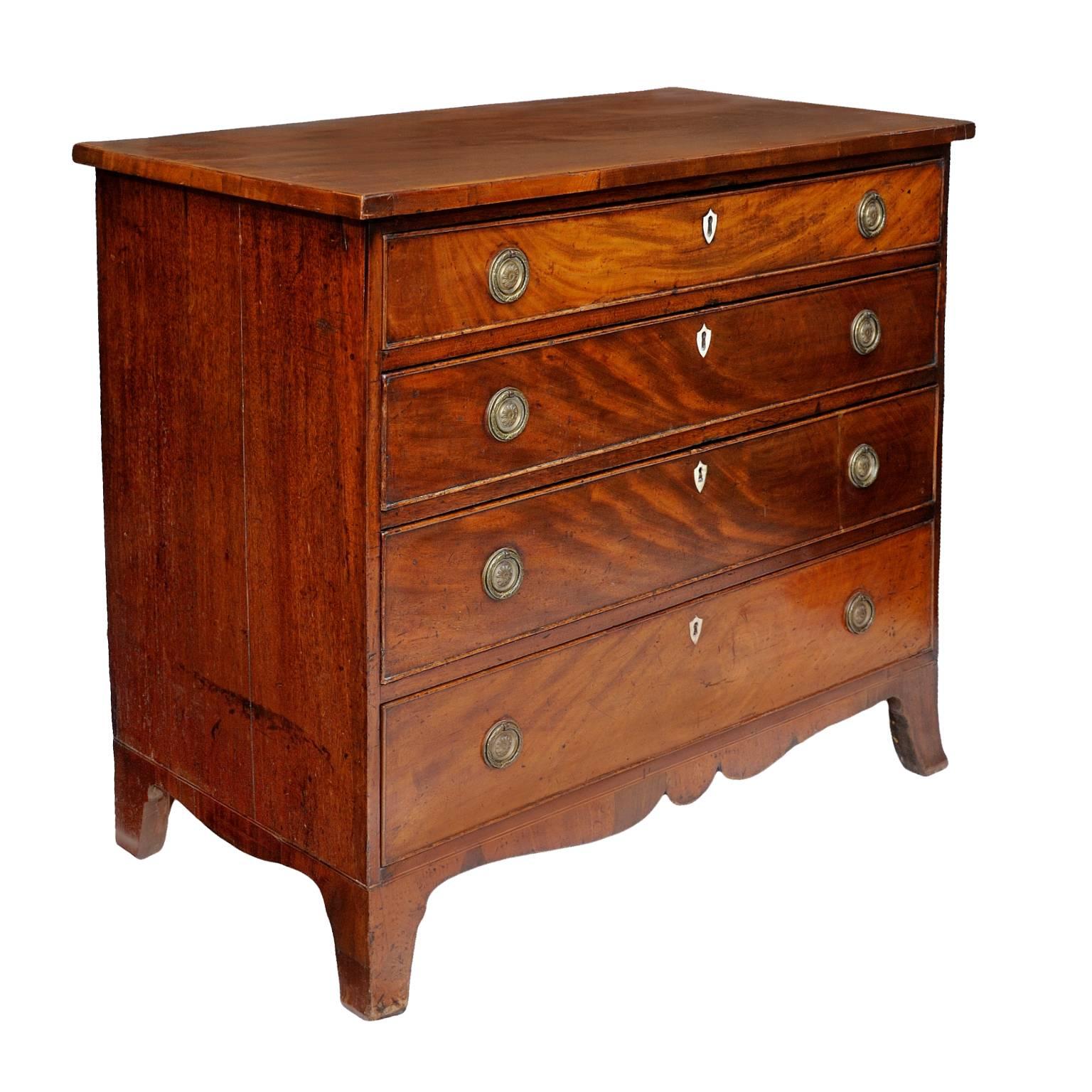 This is a lovely English early 19th century Regency mahogany chest of drawers with beautiful figuring to the woodwork.

With oak drawer linings, in original country house condition, circa 1810.

