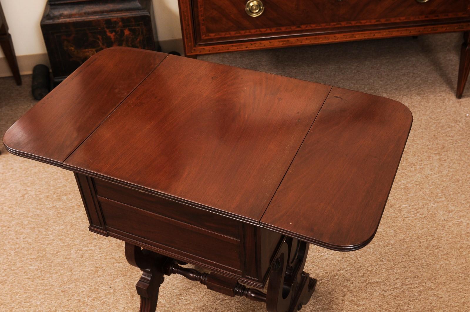 English Early 19th Century Regency Mahogany Drop Leaf Sewing Side Table  For Sale 7