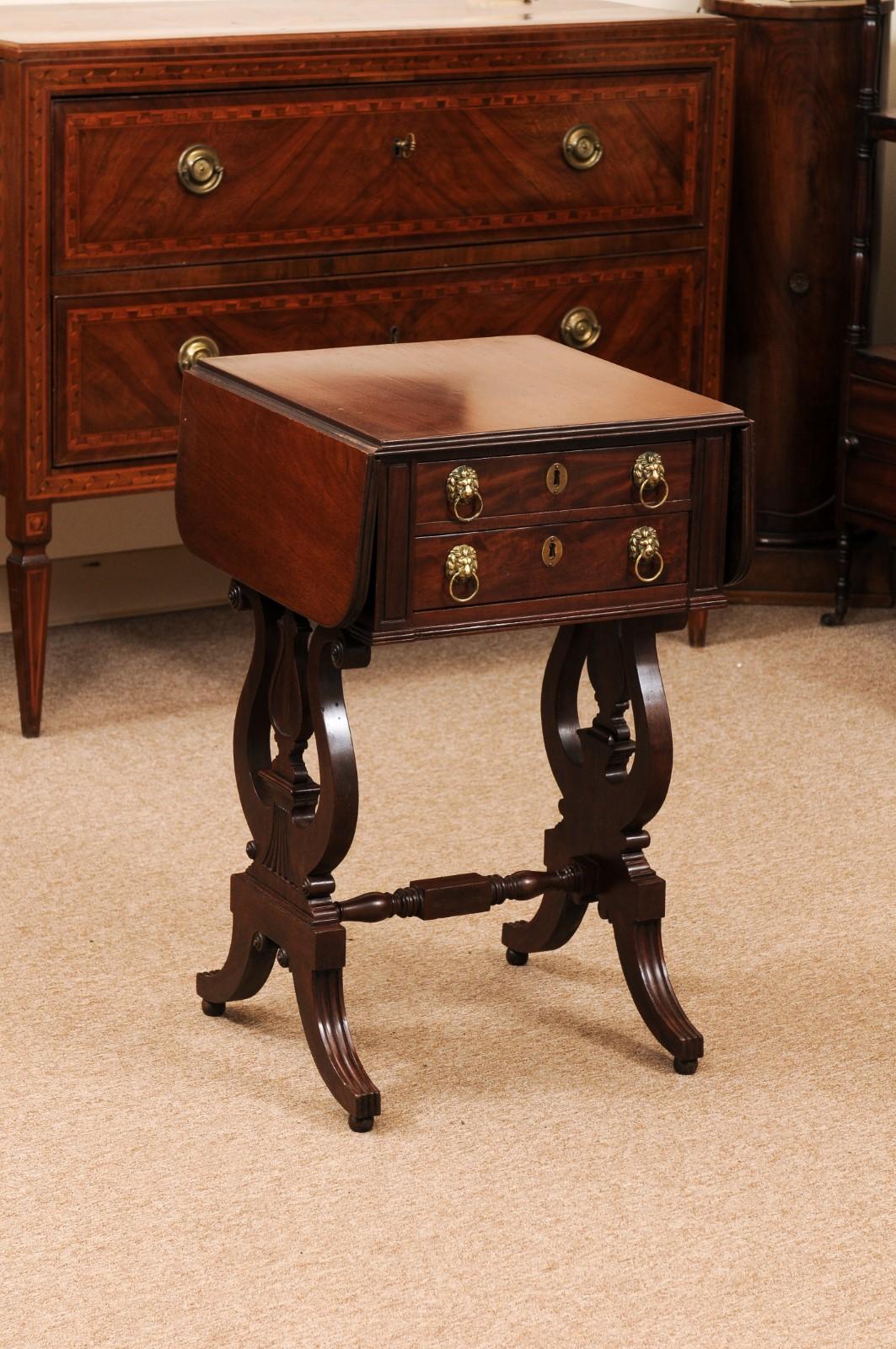 English Early 19th Century Regency Mahogany Drop Leaf Sewing Side Table  In Good Condition For Sale In Atlanta, GA