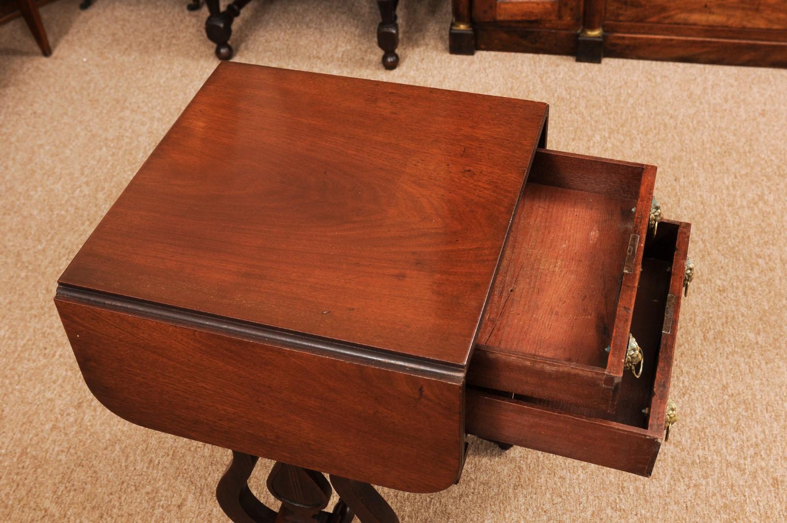 English Early 19th Century Regency Mahogany Drop Leaf Sewing Side Table  For Sale 3