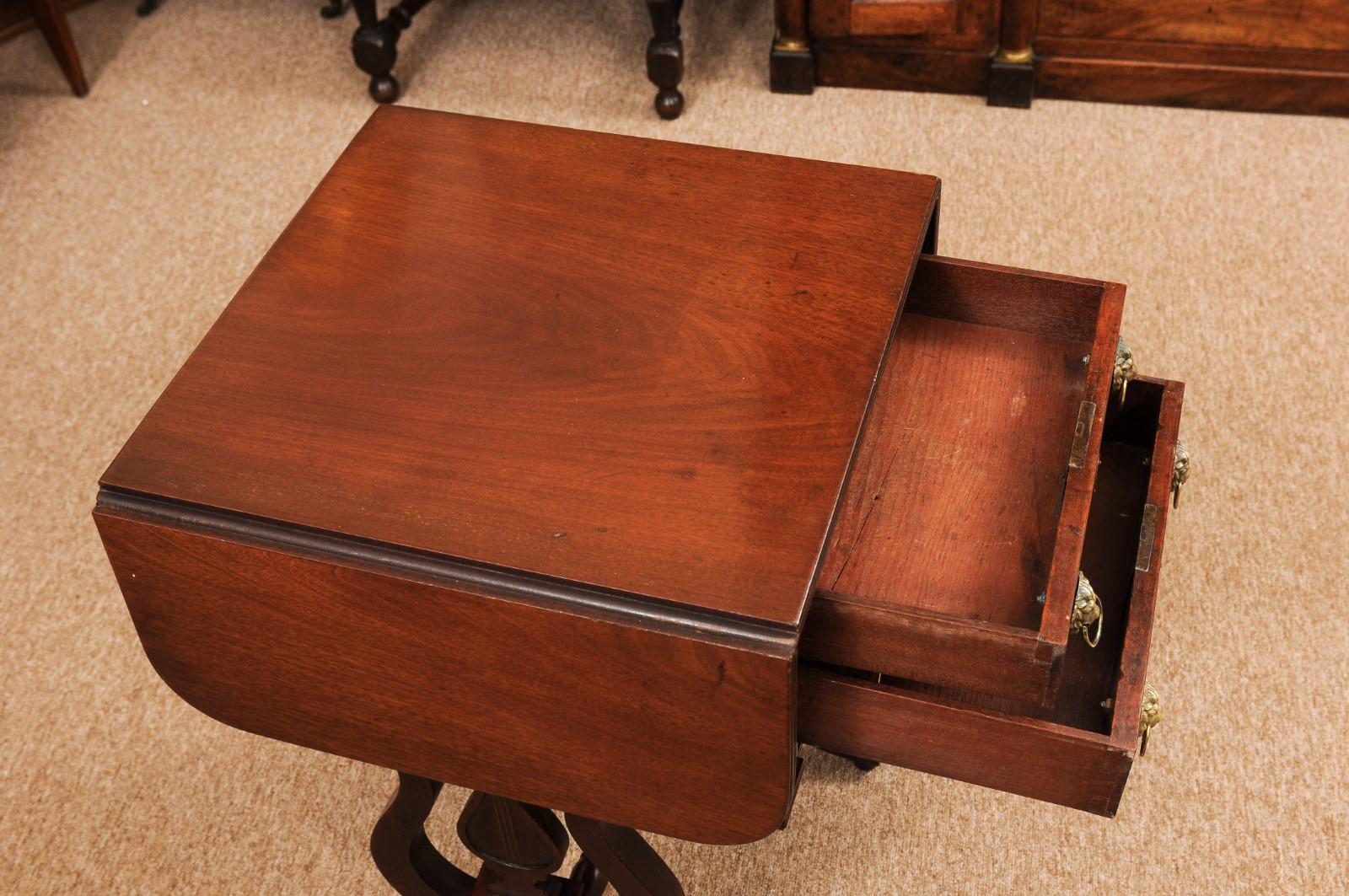 Acajou Table d'appoint de couture en acajou Regency du début du 19e siècle (anglais) en vente