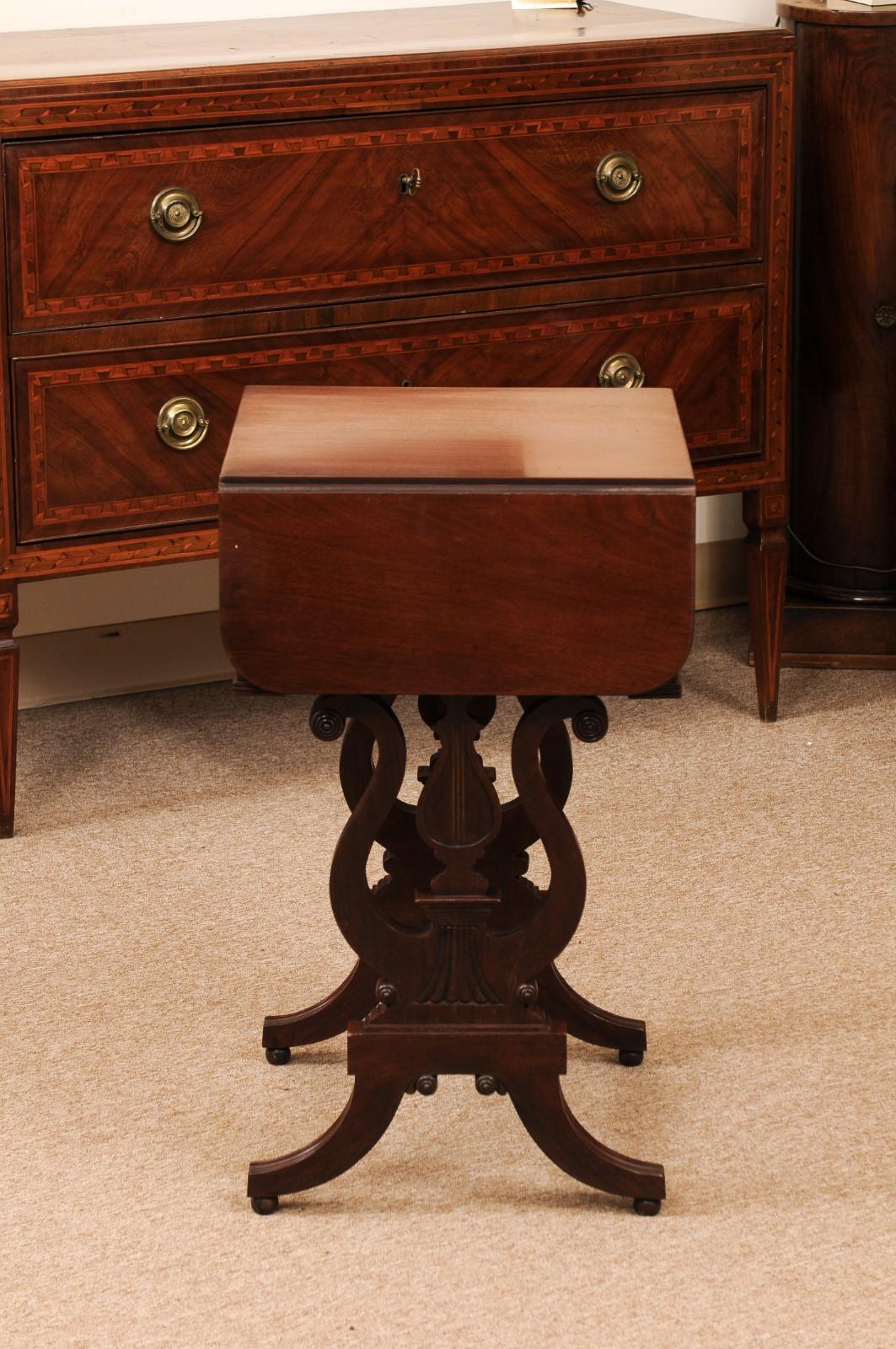 English Early 19th Century Regency Mahogany Drop Leaf Sewing Side Table  For Sale 4