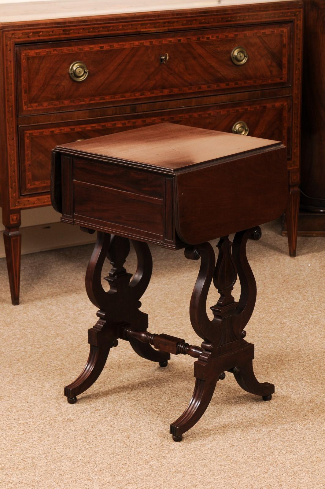 English Early 19th Century Regency Mahogany Drop Leaf Sewing Side Table  For Sale 5