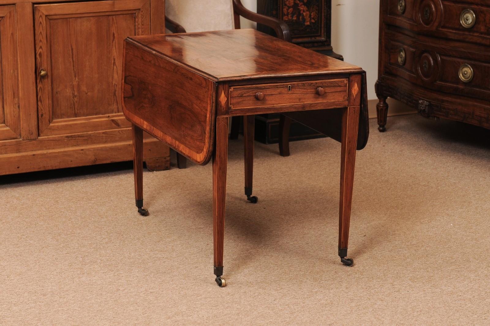 Table Pembroke anglaise du début du 19e siècle en palissandre avec bandes transversales en bois satiné, tiroir et pieds moulés en laiton à terminaison