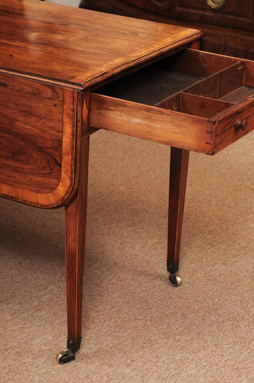 Table Pembroke en bois de rose anglaise du début du 19e siècle État moyen - En vente à Atlanta, GA