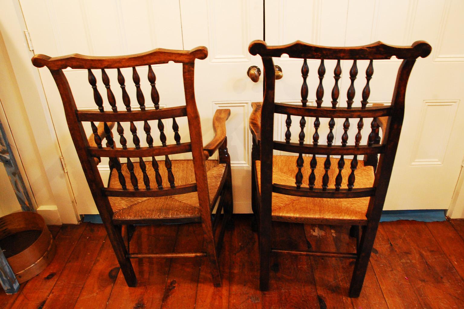 English Early 19th Century Set of Eight Spindleback Dining Chairs with Two Arms 3