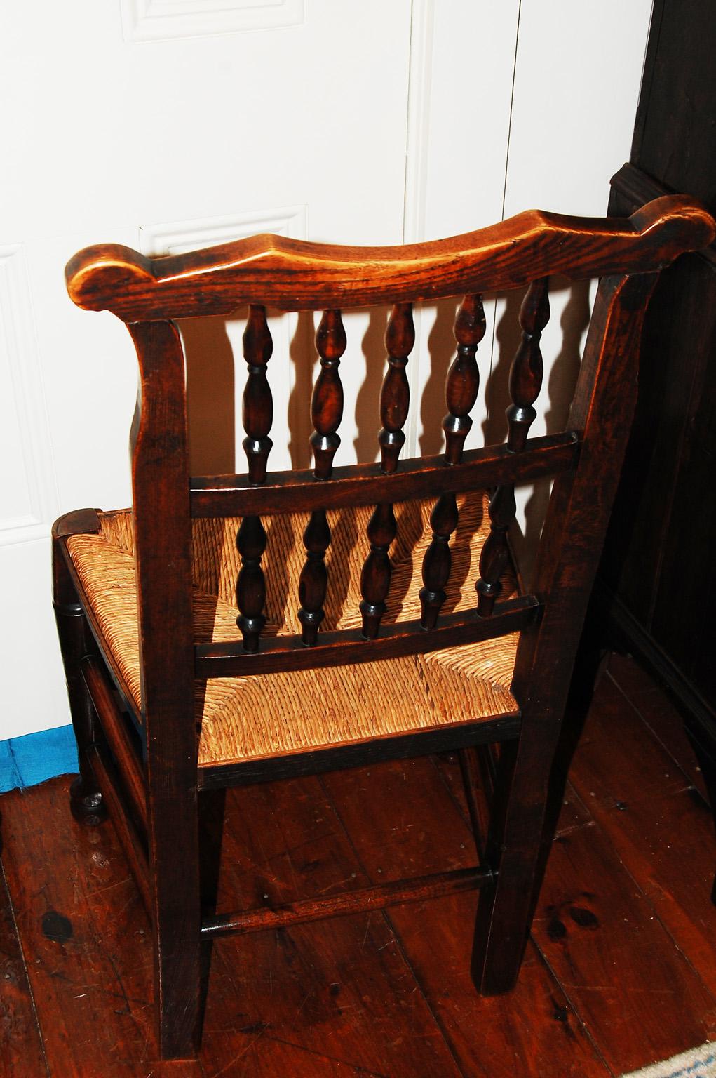 English Early 19th Century Set of Eight Spindleback Dining Chairs with Two Arms 4