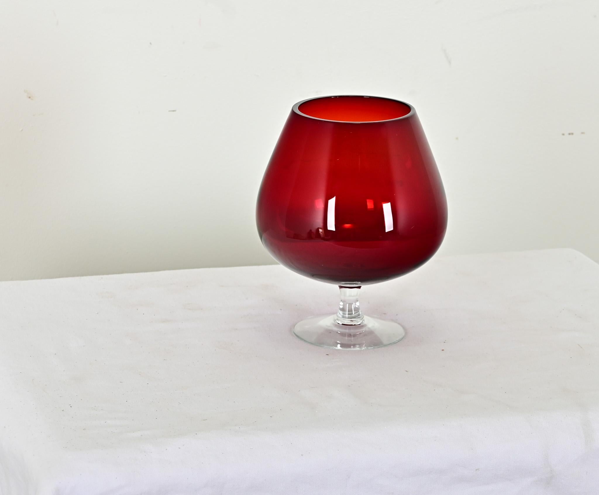 Exquisito jarrón de cristal de arándano rojo sobre pie de pedestal transparente, inglés, hacia 1900. La abertura del cuenco en forma de tulipán es lisa, y podría utilizarse como pieza de servicio cuando se reciben invitados o para lucir excitantes