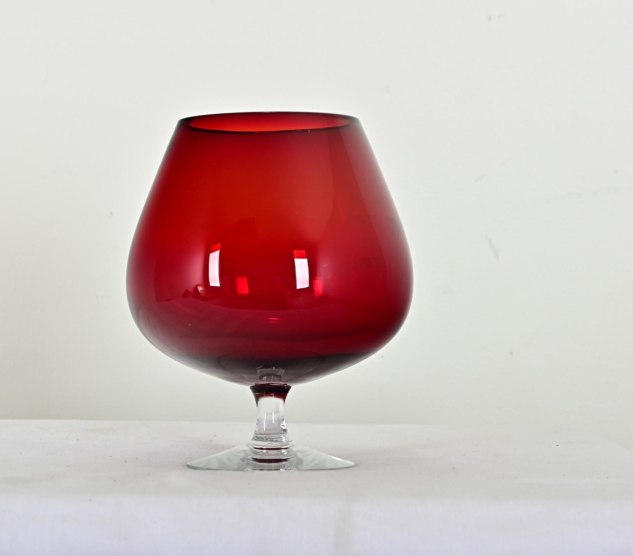 Jarrón inglés de cristal rojo de principios del siglo XX Otro en venta
