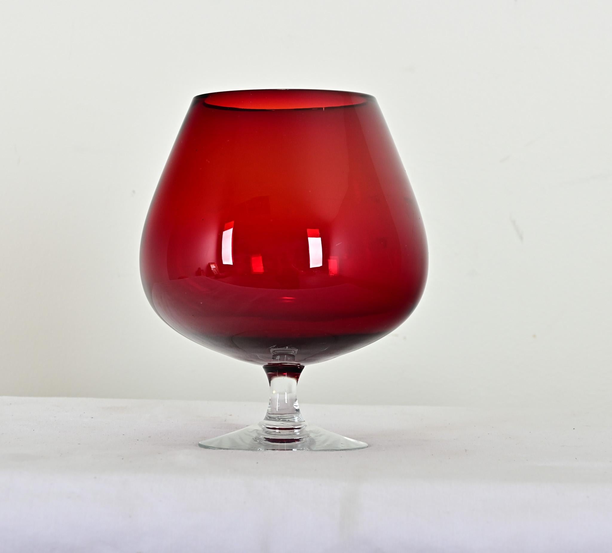 Jarrón inglés de cristal rojo de principios del siglo XX Inglés en venta