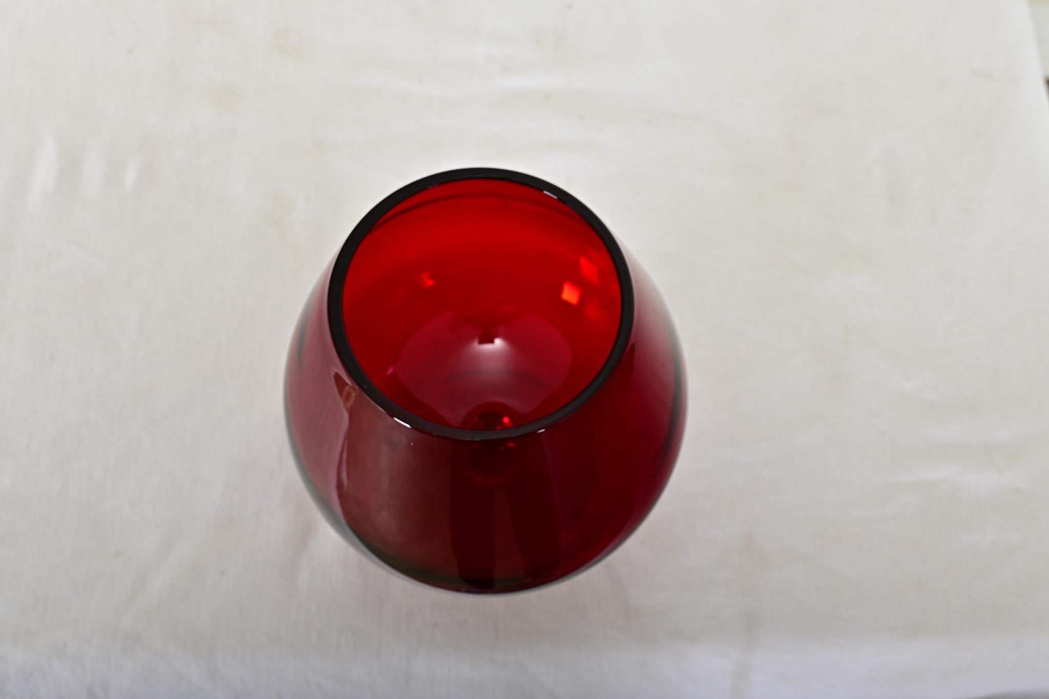 Jarrón inglés de cristal rojo de principios del siglo XX Otro en venta