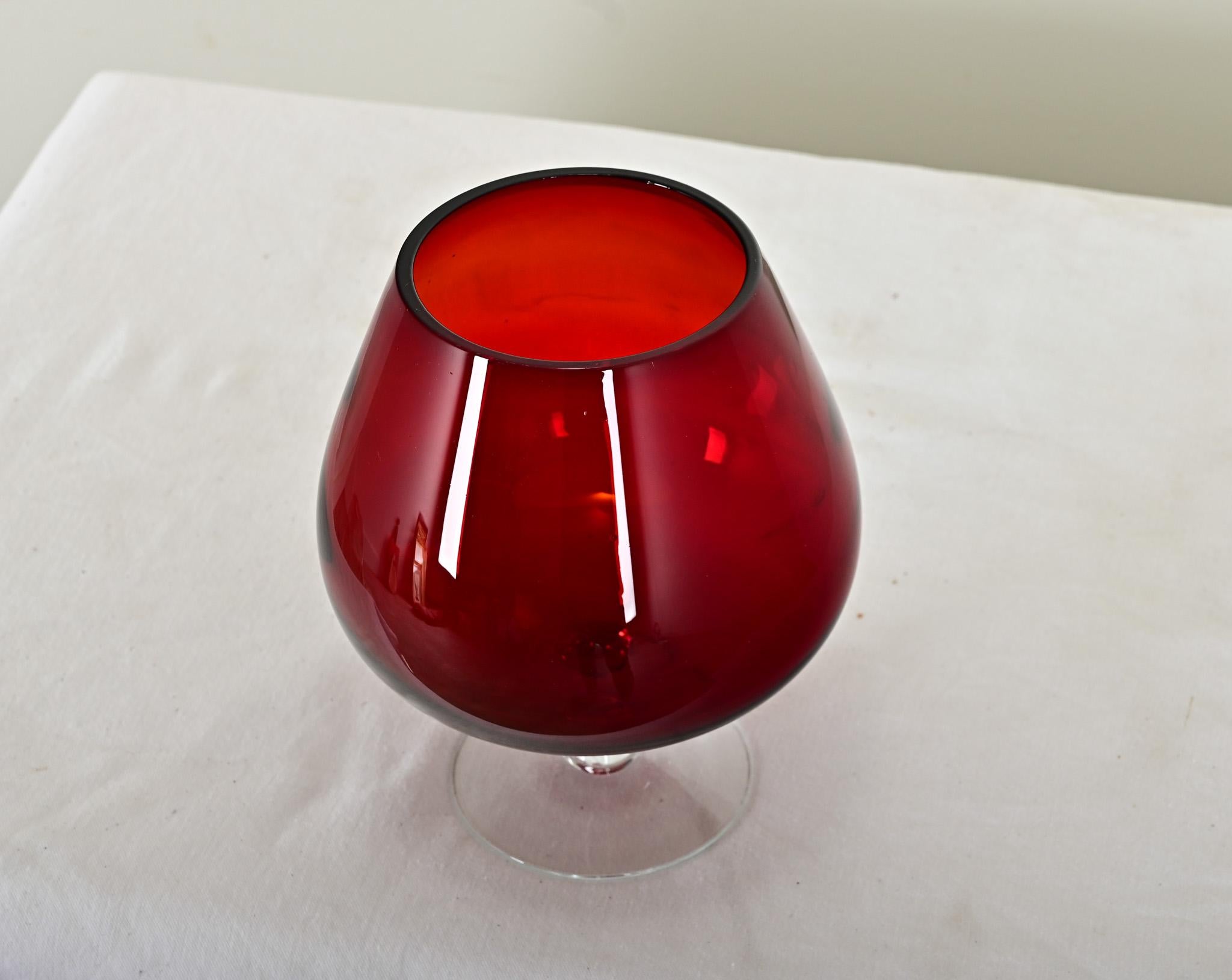Jarrón inglés de cristal rojo de principios del siglo XX en Bueno estado para la venta en Baton Rouge, LA
