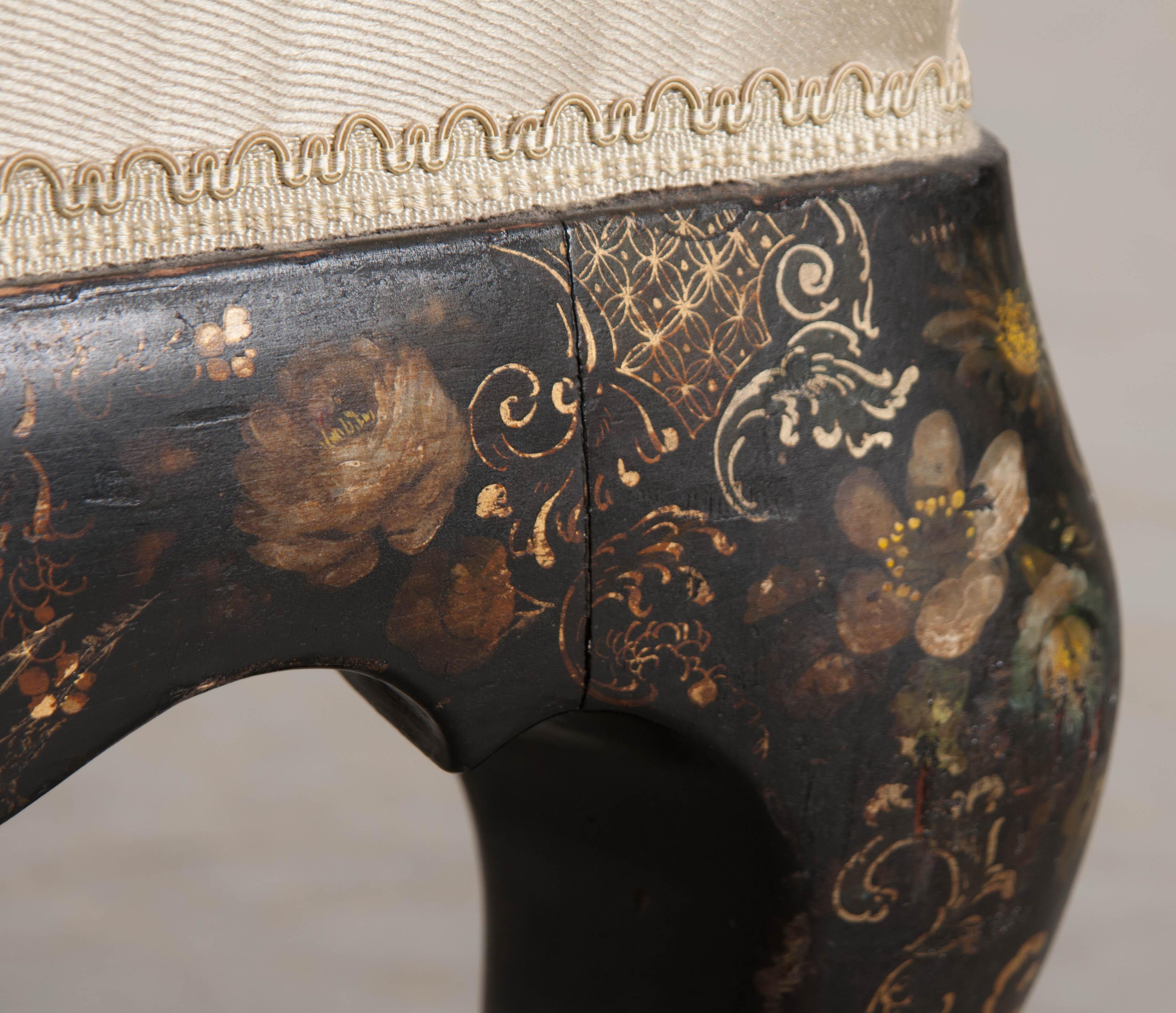 Early-20th Century English Chinoiserie Hand-Painted and Cabriole Leg Stool For Sale 5