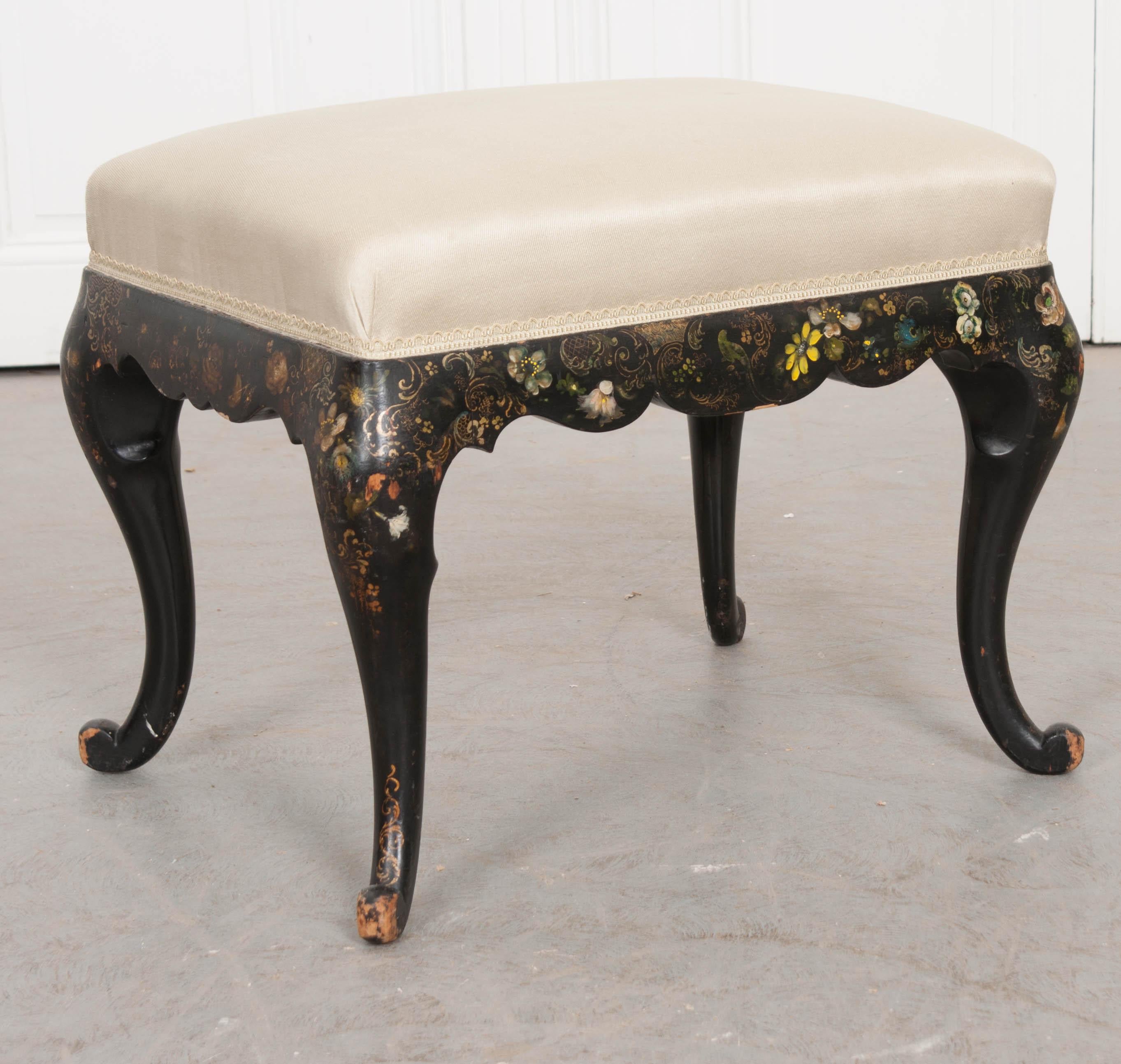 Silk Early-20th Century English Chinoiserie Hand-Painted and Cabriole Leg Stool For Sale