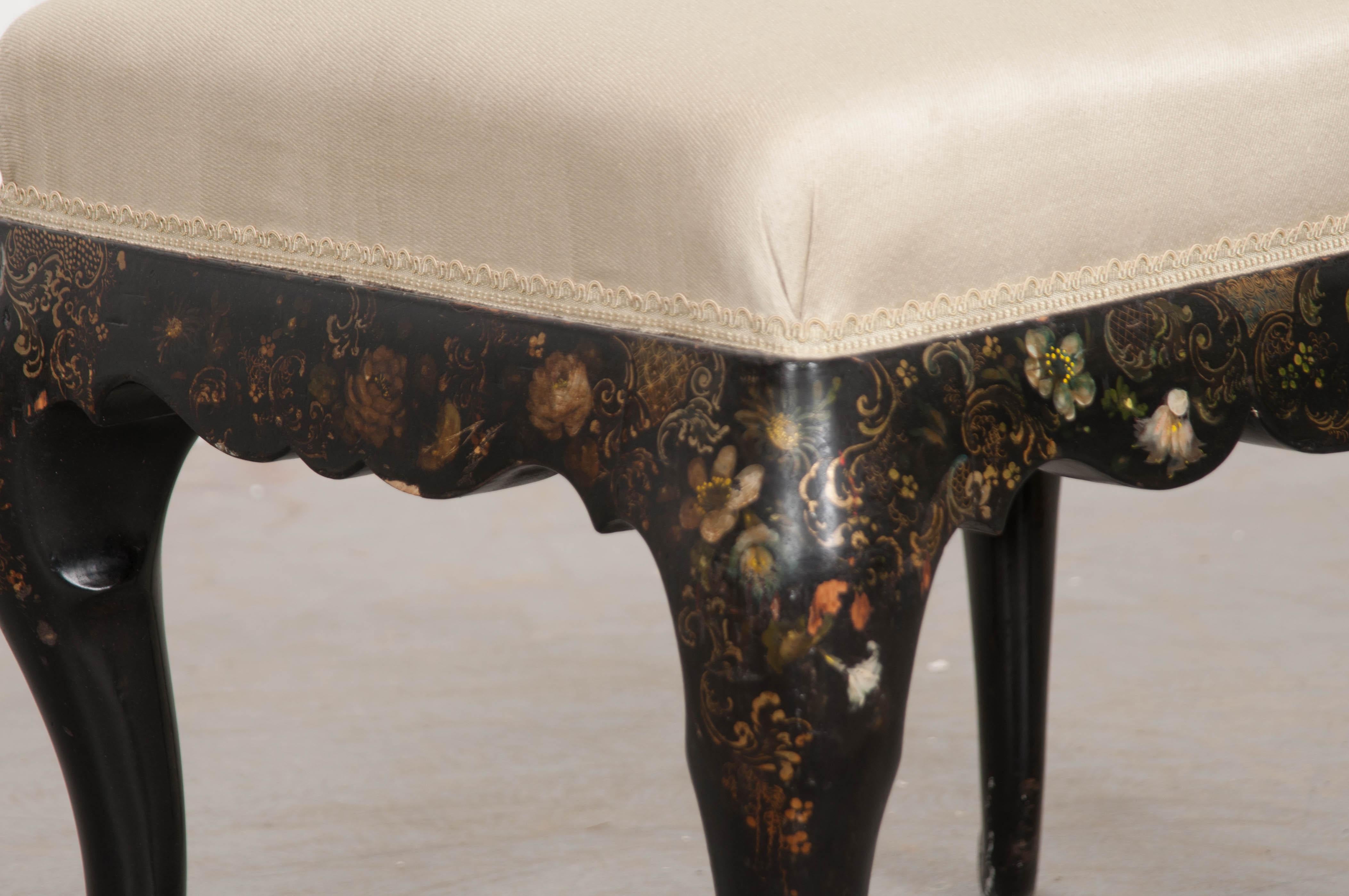 Early-20th Century English Chinoiserie Hand-Painted and Cabriole Leg Stool For Sale 1