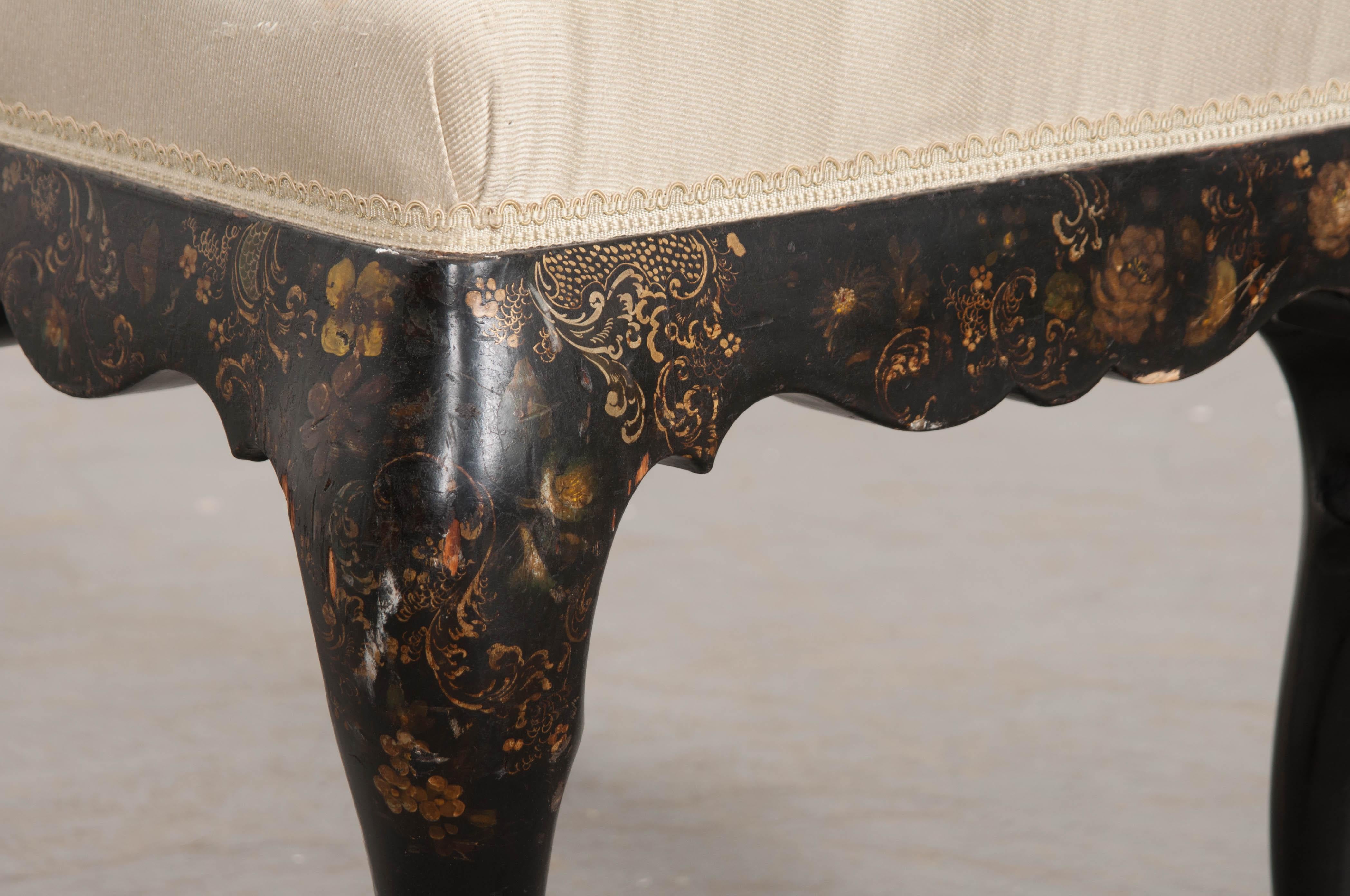 Early-20th Century English Chinoiserie Hand-Painted and Cabriole Leg Stool For Sale 4