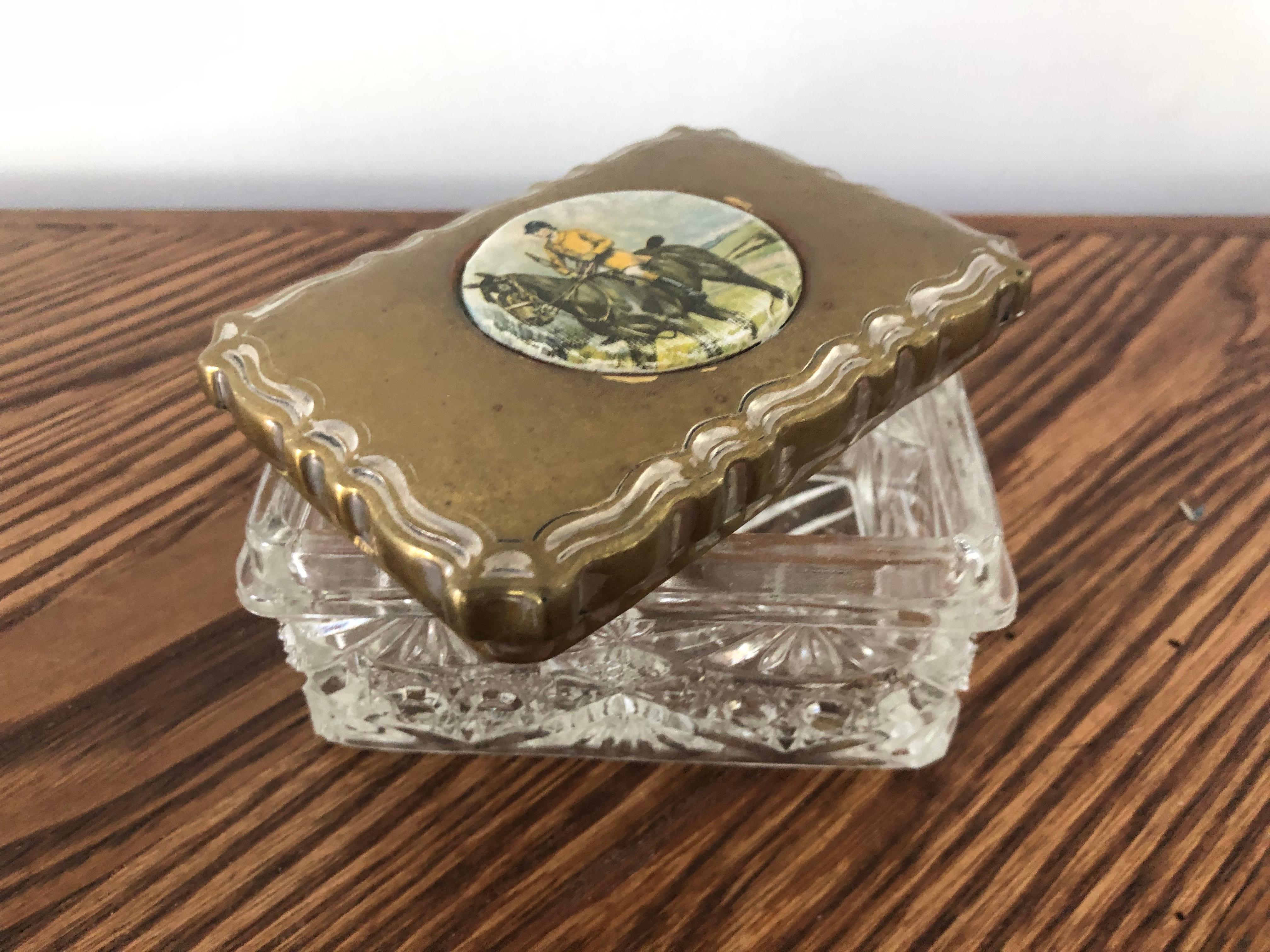 English Early 20th Century Hunting Scene on a Crystal Dresser Box Brass Lid For Sale 9