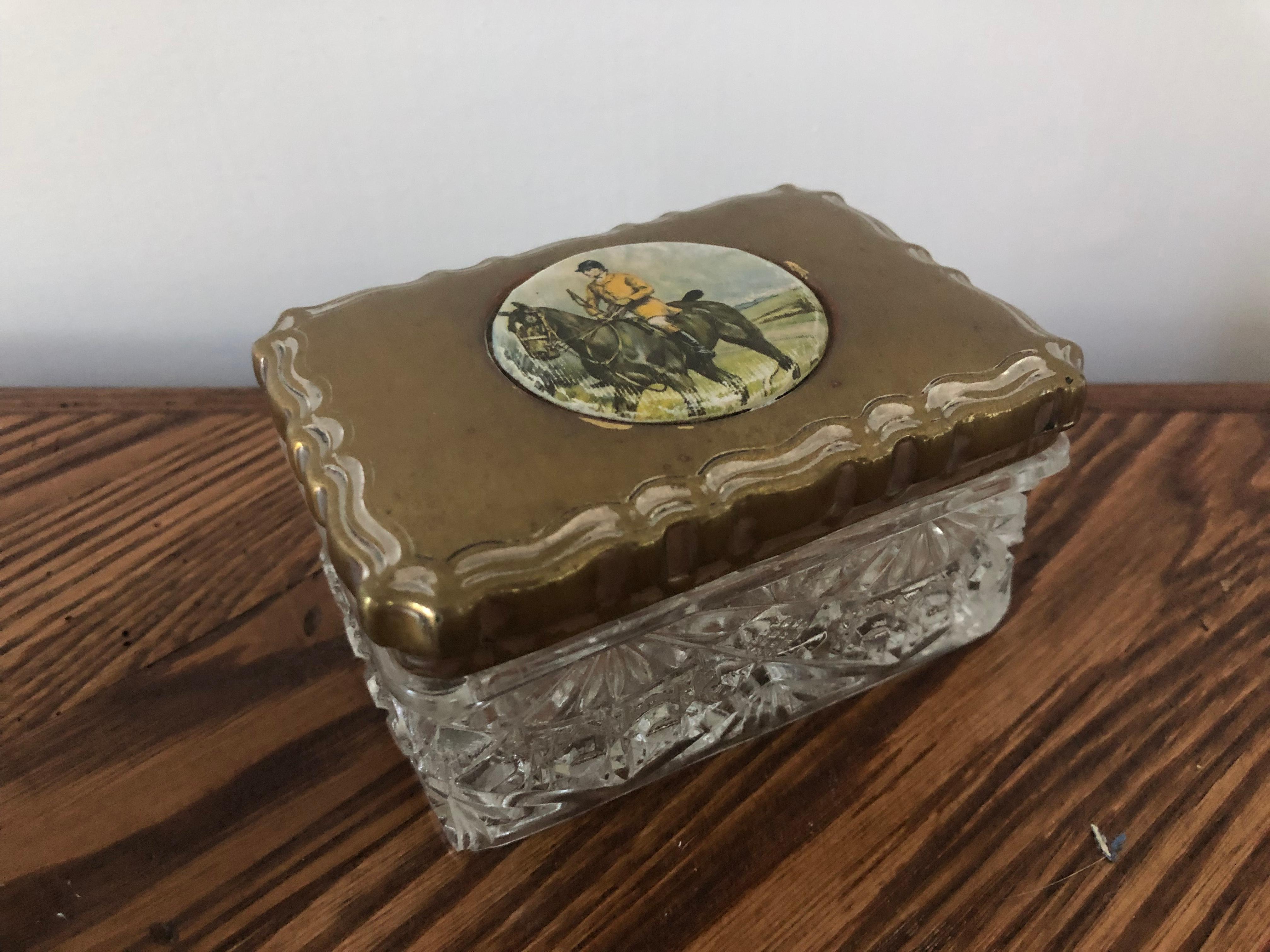 English Early 20th Century Hunting Scene on a Crystal Dresser Box Brass Lid For Sale 12