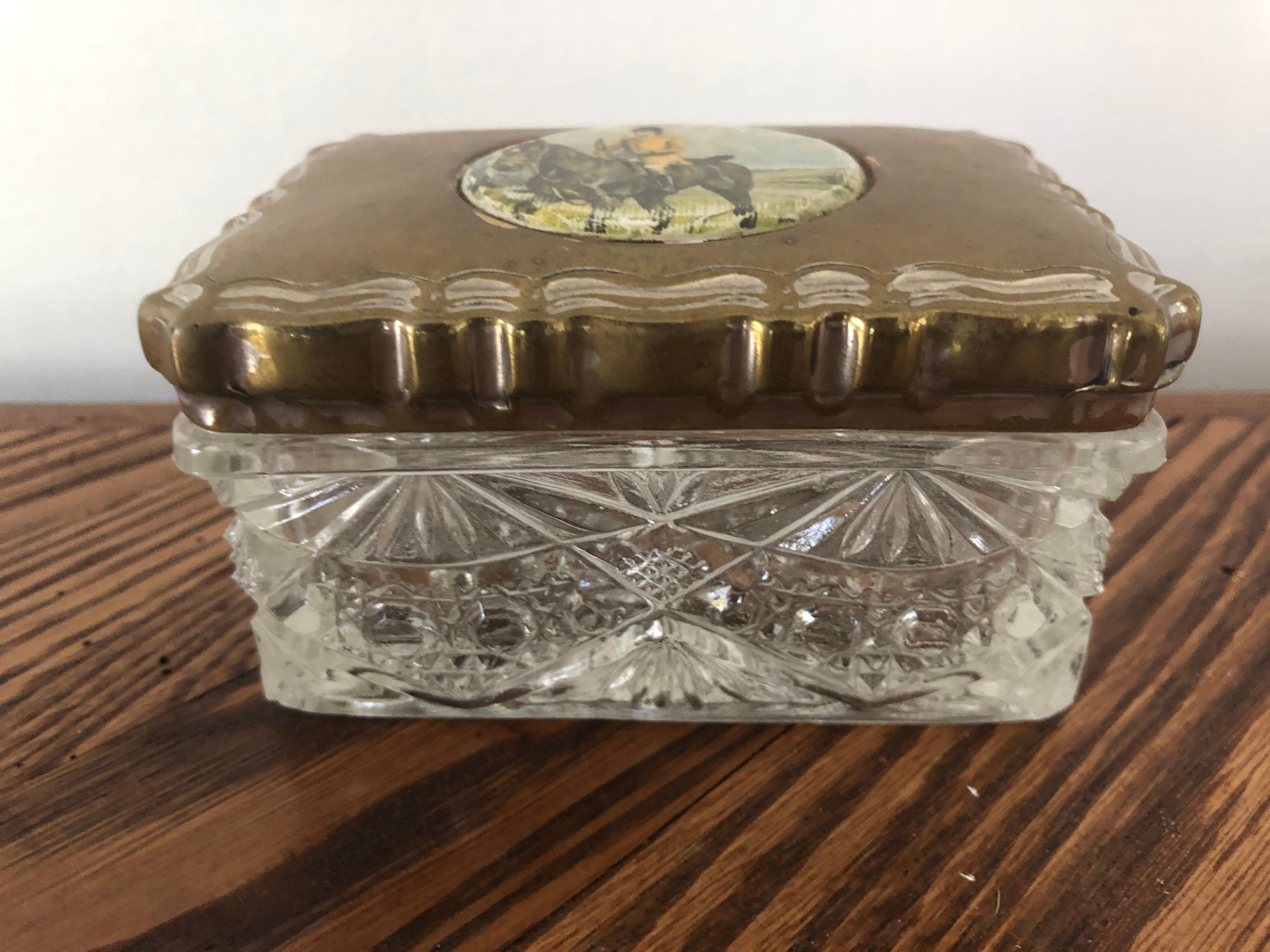 English Early 20th Century Hunting Scene on a Crystal Dresser Box Brass Lid In Good Condition For Sale In Stamford, CT