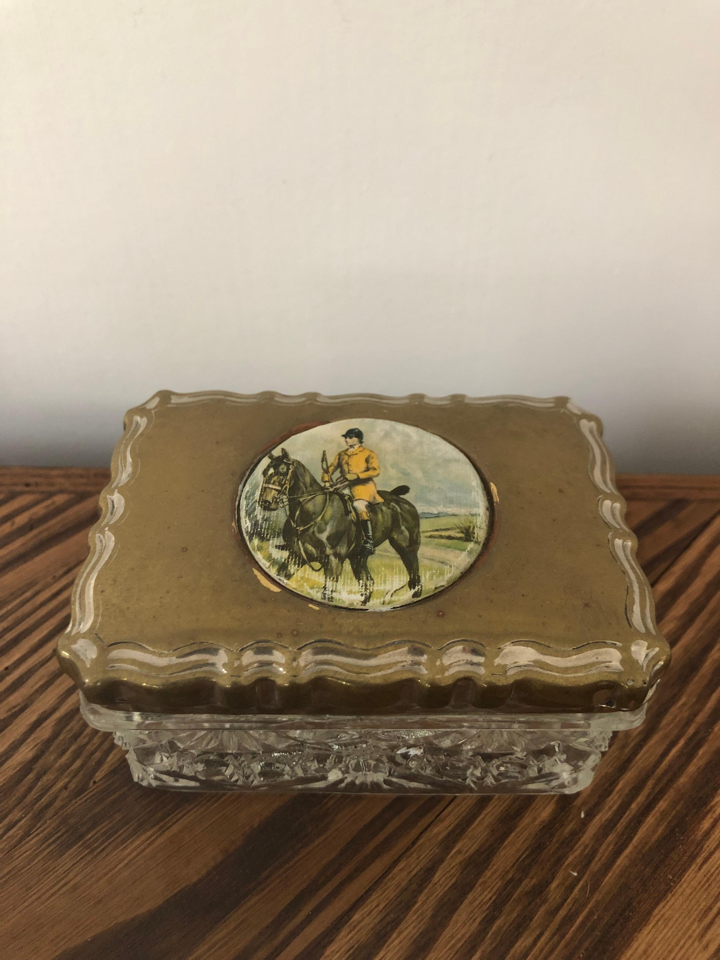 English Early 20th Century Hunting Scene on a Crystal Dresser Box Brass Lid For Sale 1
