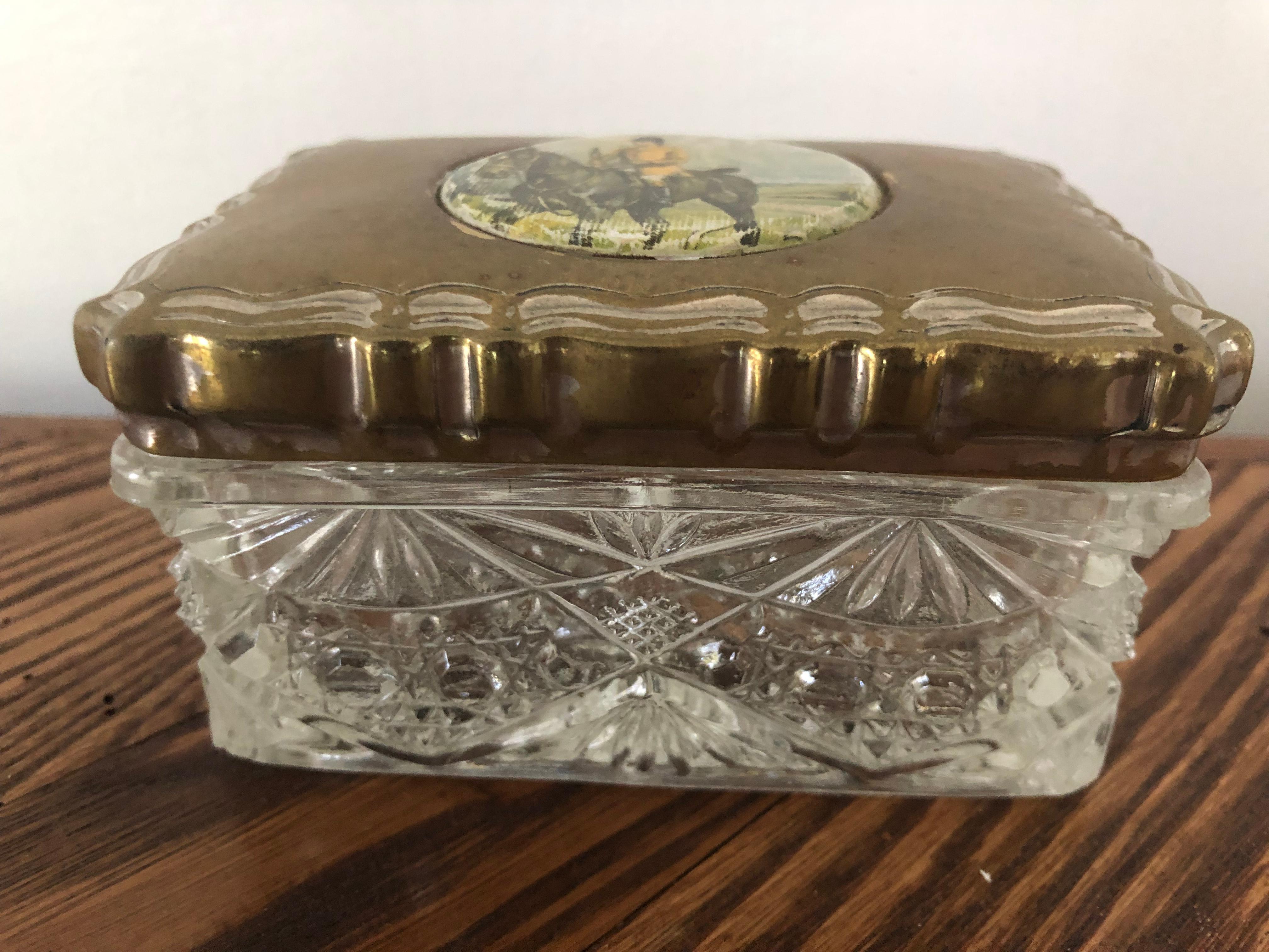 English Early 20th Century Hunting Scene on a Crystal Dresser Box Brass Lid For Sale 2