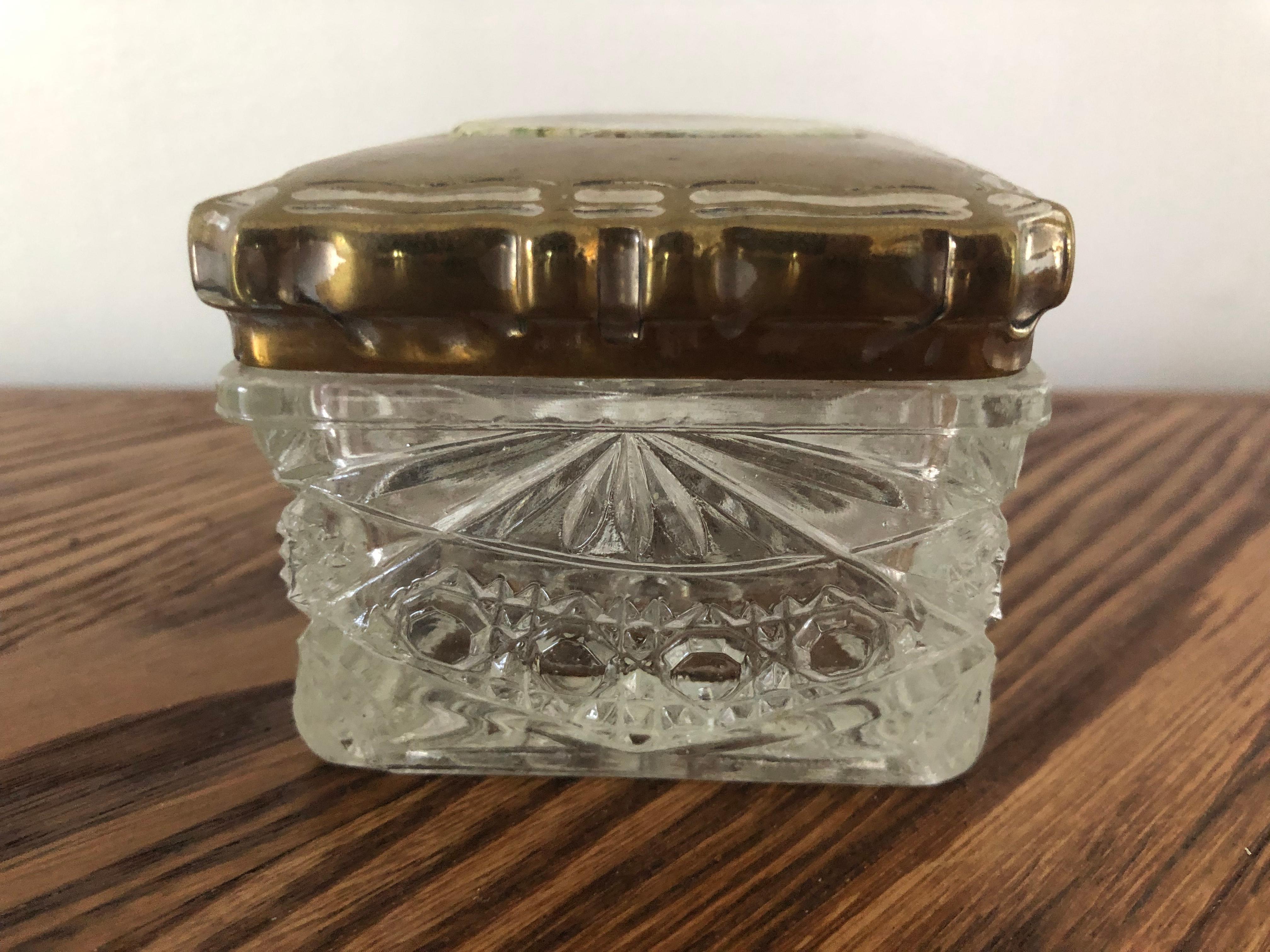 Laiton Boîte en laiton avec couvercle en cristal représentant une scène de chasse, Angleterre, début du 20e siècle en vente