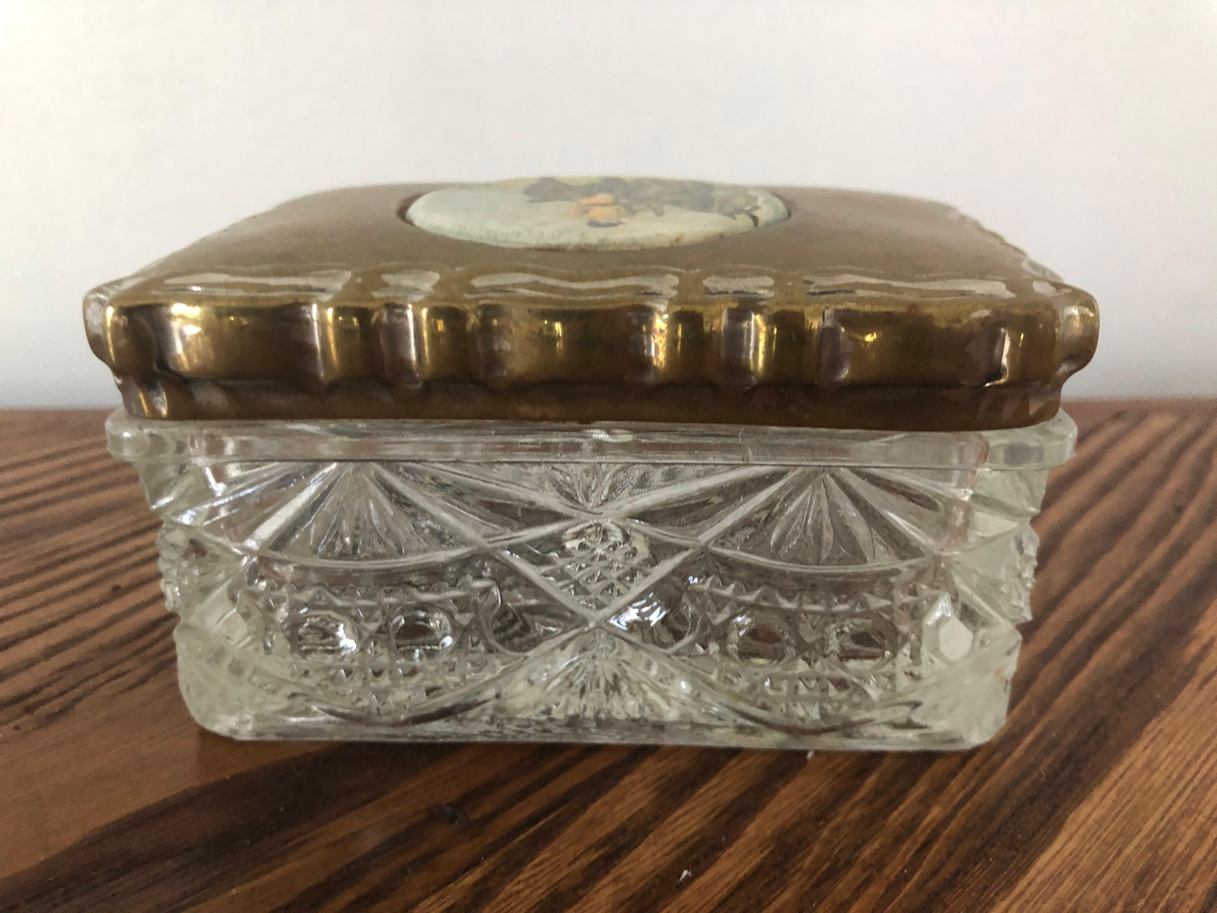 English Early 20th Century Hunting Scene on a Crystal Dresser Box Brass Lid For Sale 4