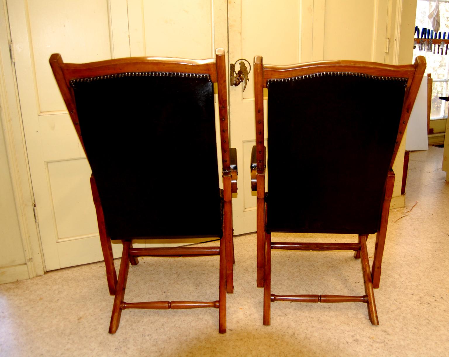 English Early 20th Century Pair Black Leather Folding Campaign or Deck Chairs  In Good Condition In Wells, ME