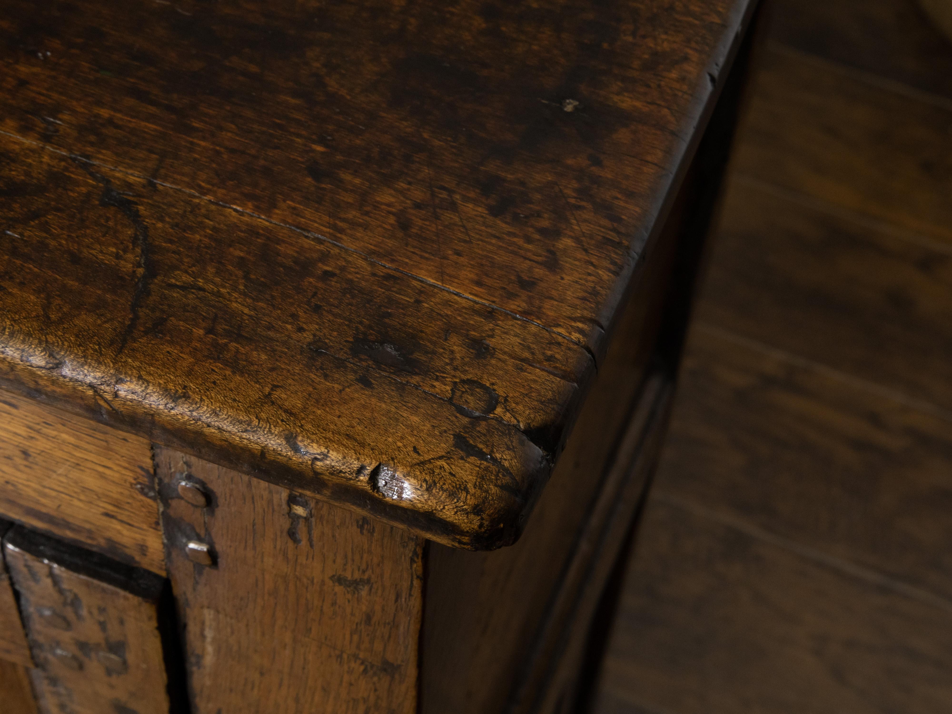 Armoire anglaise en chêne ancien avec deux portes et patine vieillie, 18ème siècle en vente 4