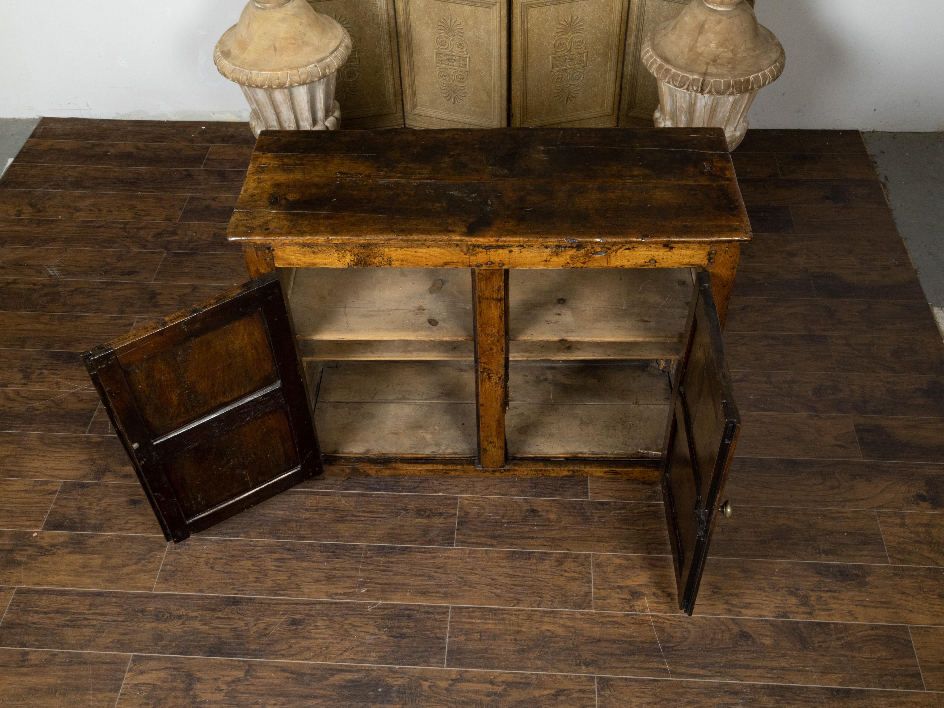 Armoire anglaise en chêne ancien avec deux portes et patine vieillie, 18ème siècle en vente 1