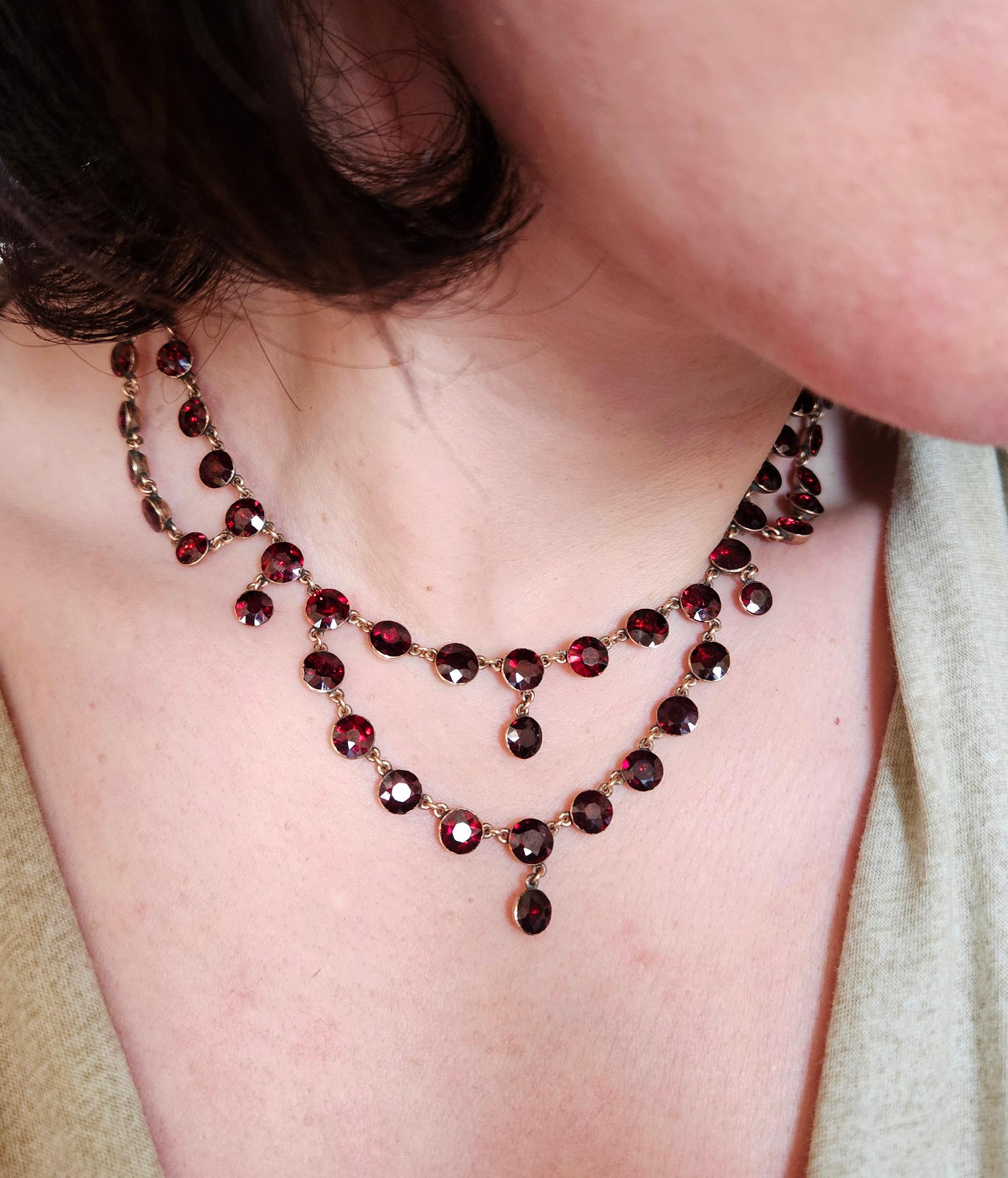 English Early Victorian Almandine Swags Garnet 9 KT Gold Necklace Circa 1850s For Sale 14