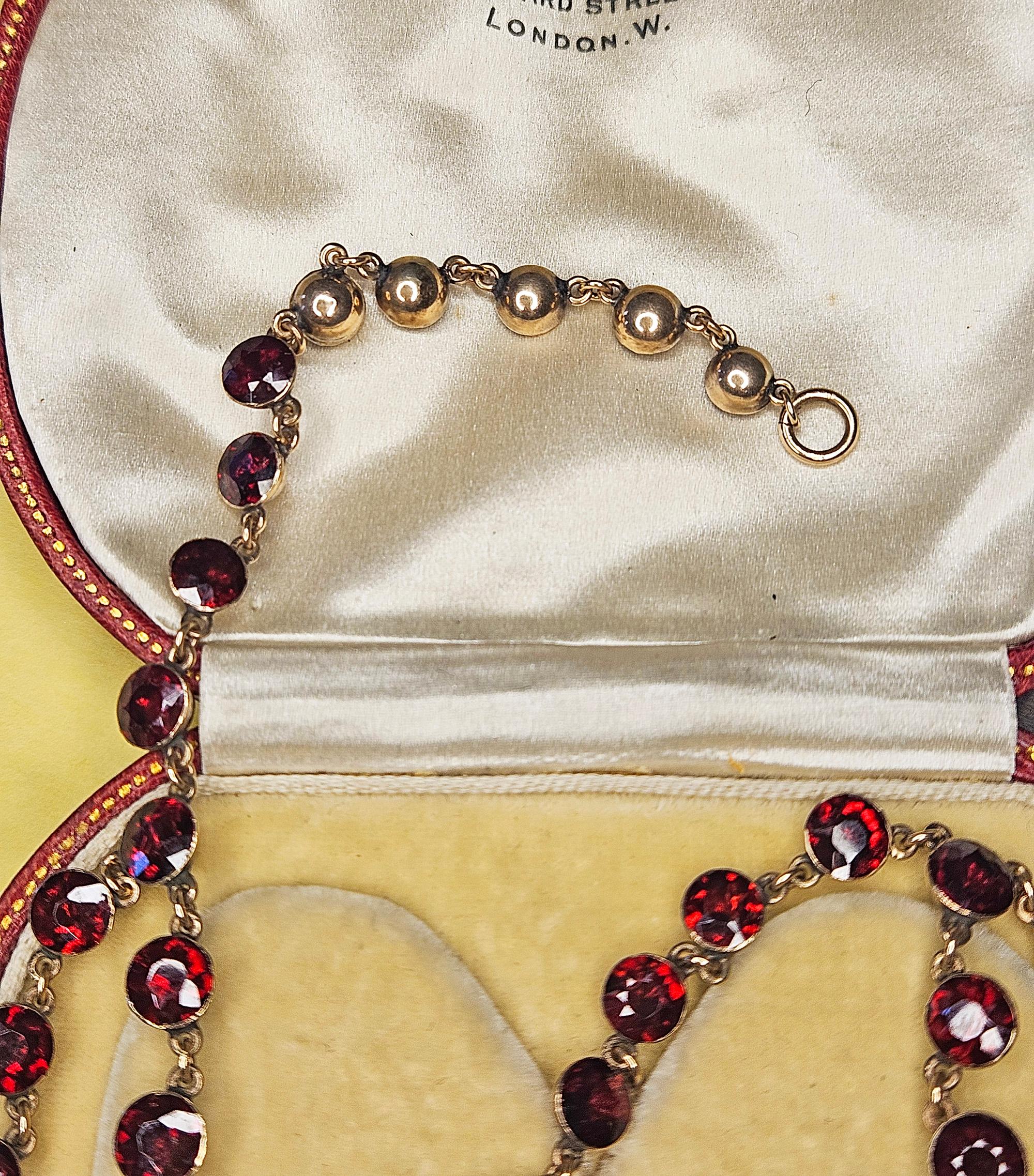 English Early Victorian Almandine Swags Garnet 9 KT Gold Necklace Circa 1850s In Good Condition For Sale In New York, NY