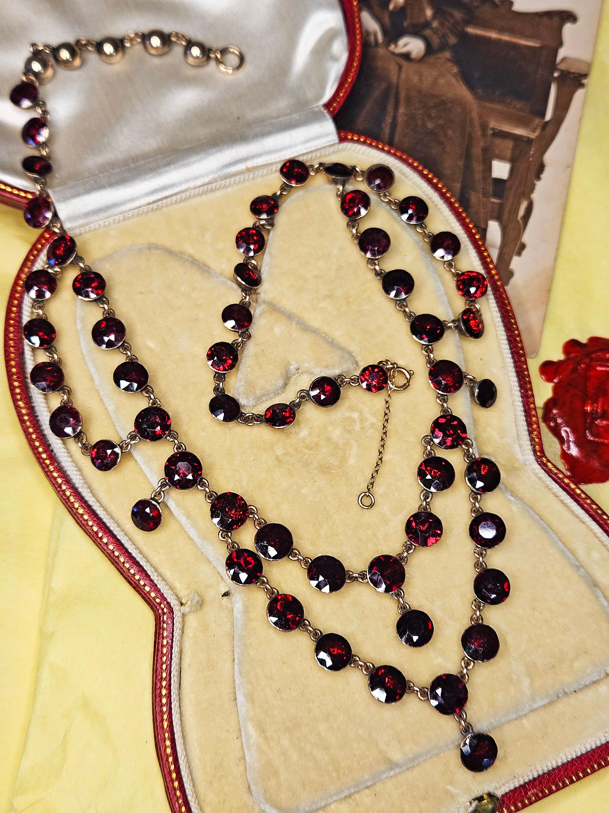 English Early Victorian Almandine Swags Garnet 9 KT Gold Necklace Circa 1850s For Sale 2