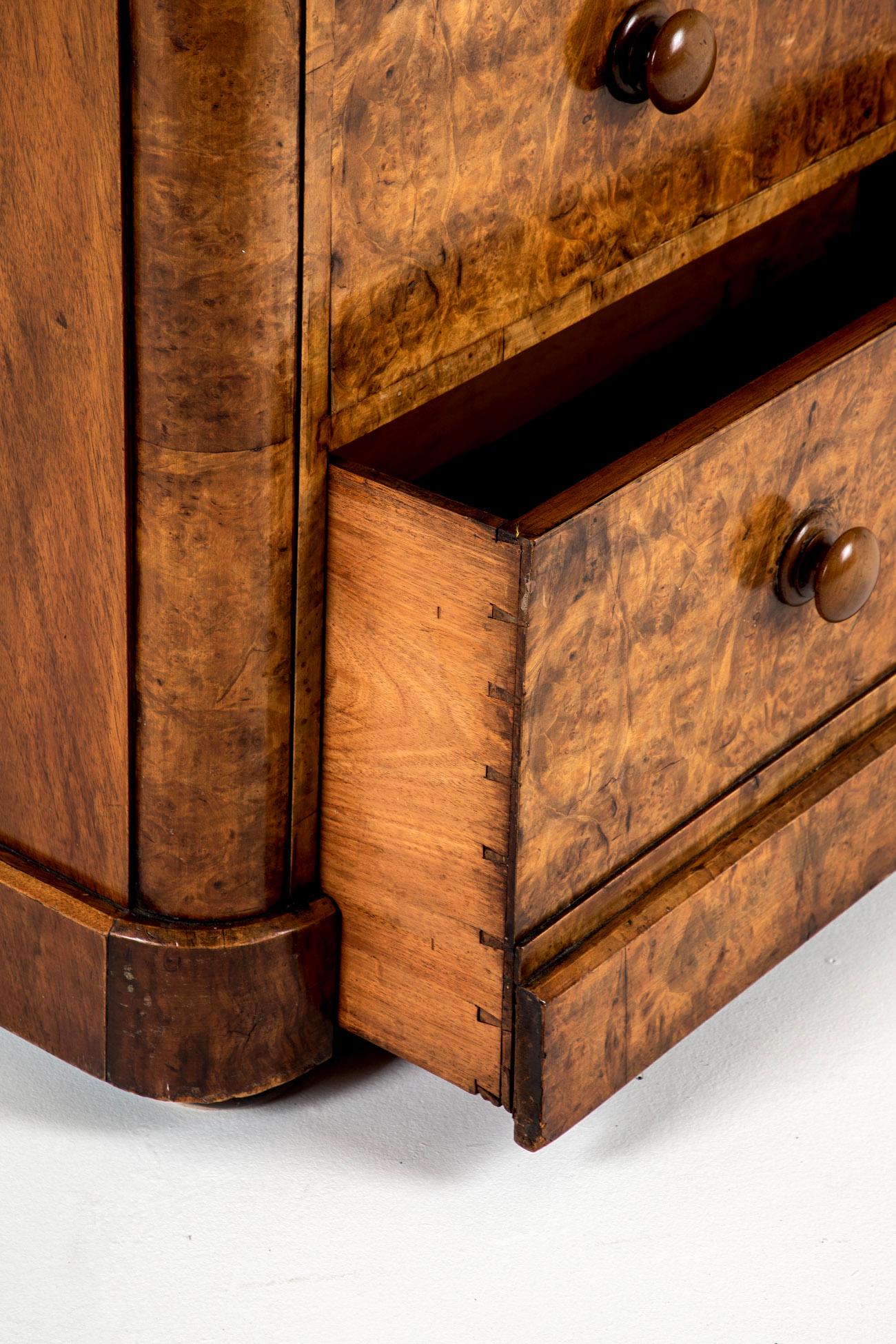 Cassettiera in radica di noce inglese del primo periodo vittoriano in vendita 2