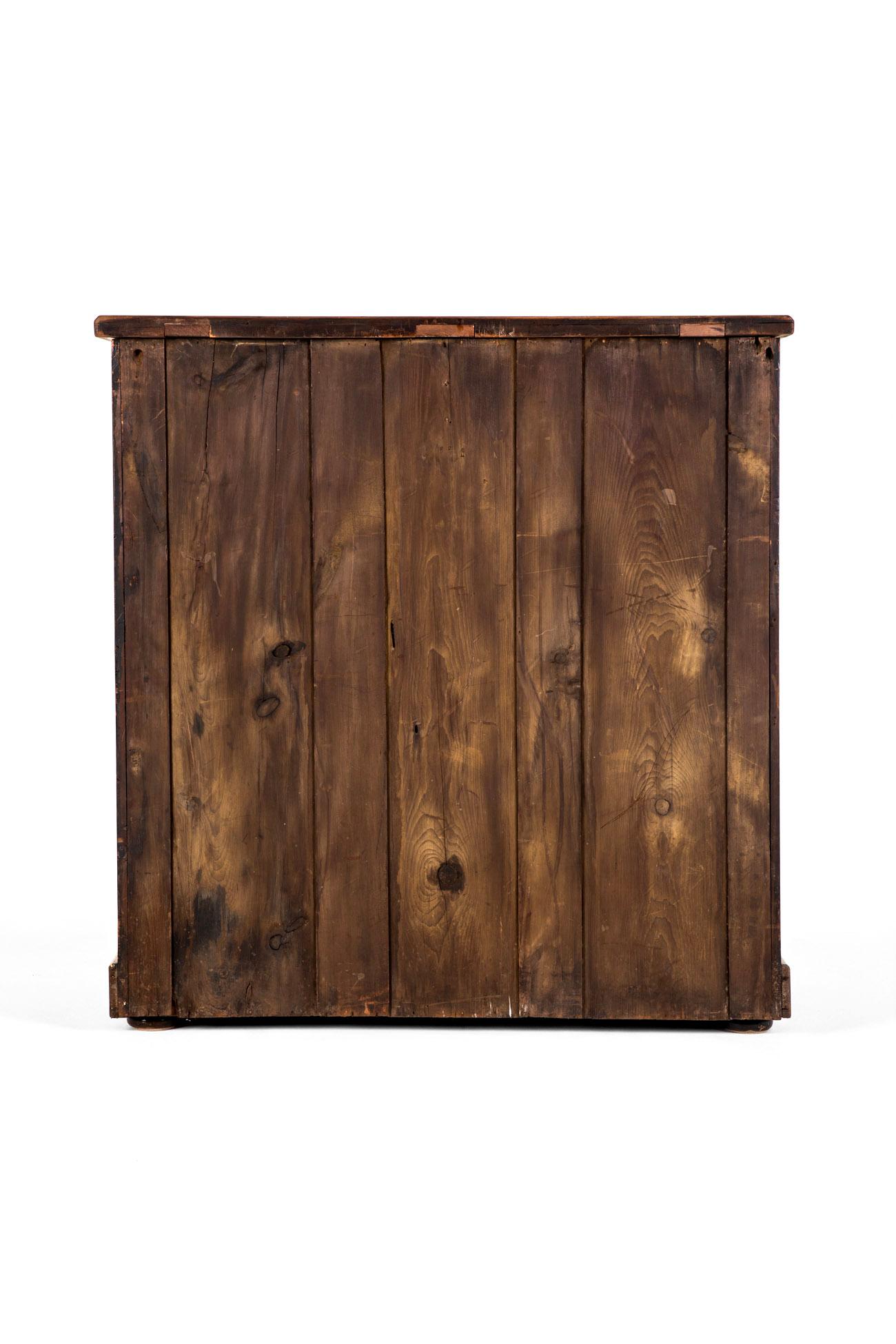 Cassettiera in radica di noce inglese del primo periodo vittoriano in vendita 4