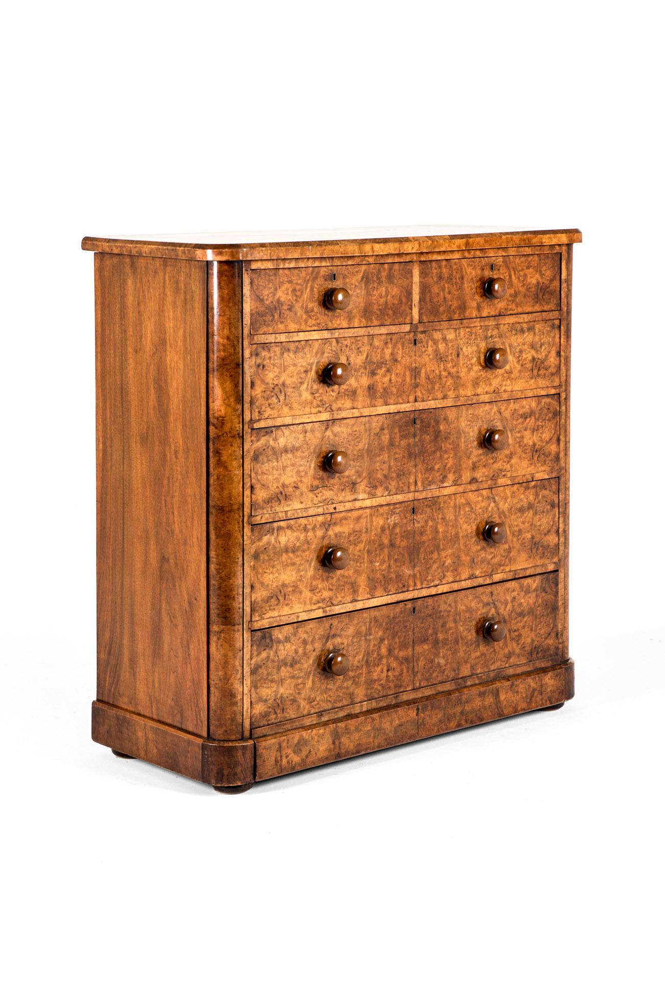 Una grande cassettiera vittoriana in radica di noce di qualità eccezionale.

Il mobile ha un piano sagomato delicatamente sormontato da angoli delicatamente arrotondati e un bordo smussato.

La cassettiera è composta da una configurazione di due