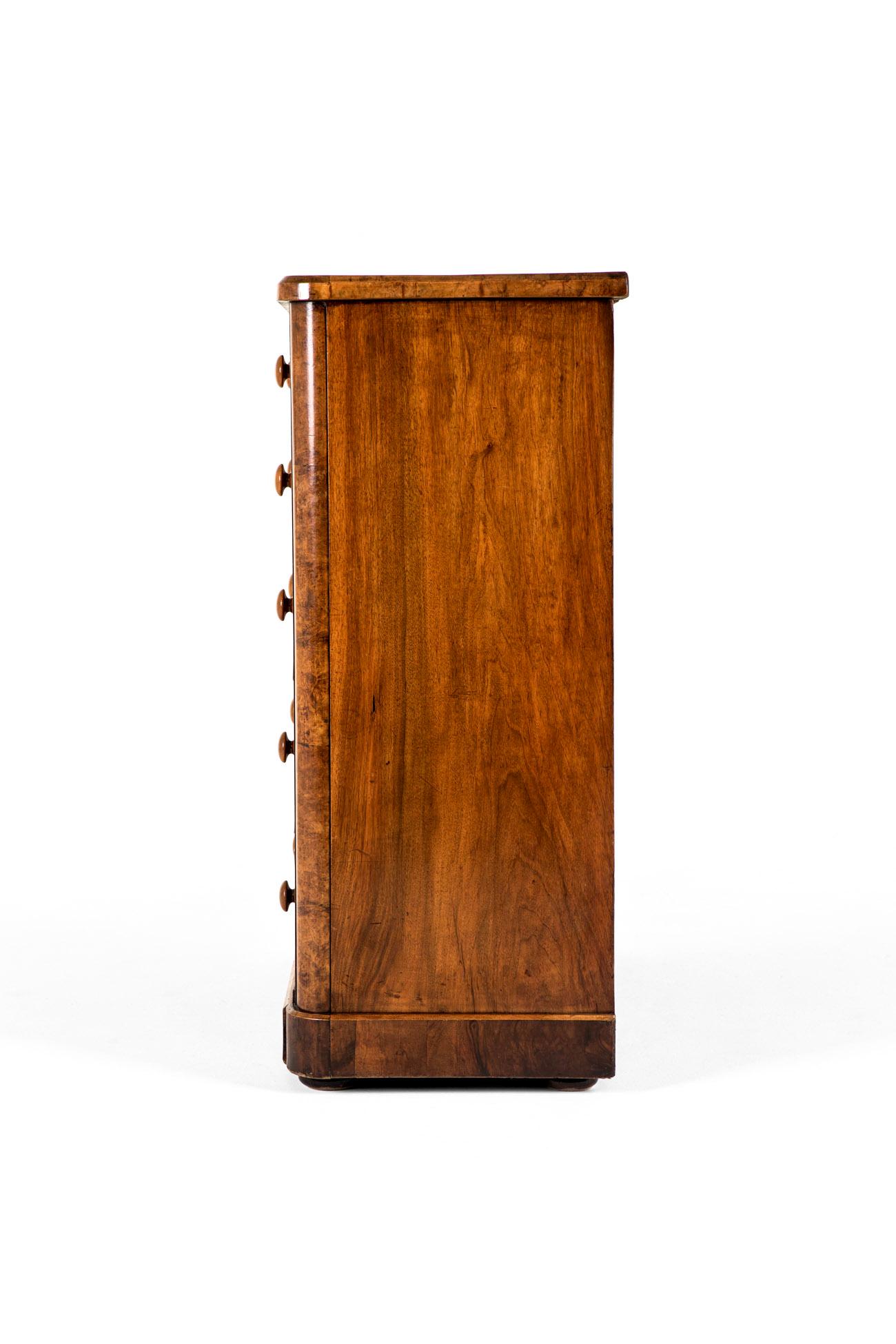 Pieno vittoriano Cassettiera in radica di noce inglese del primo periodo vittoriano in vendita