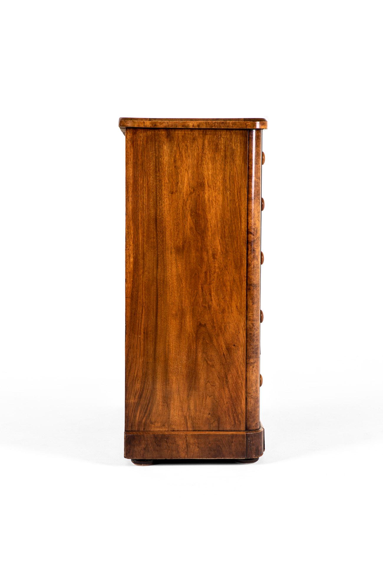 Britannico Cassettiera in radica di noce inglese del primo periodo vittoriano in vendita